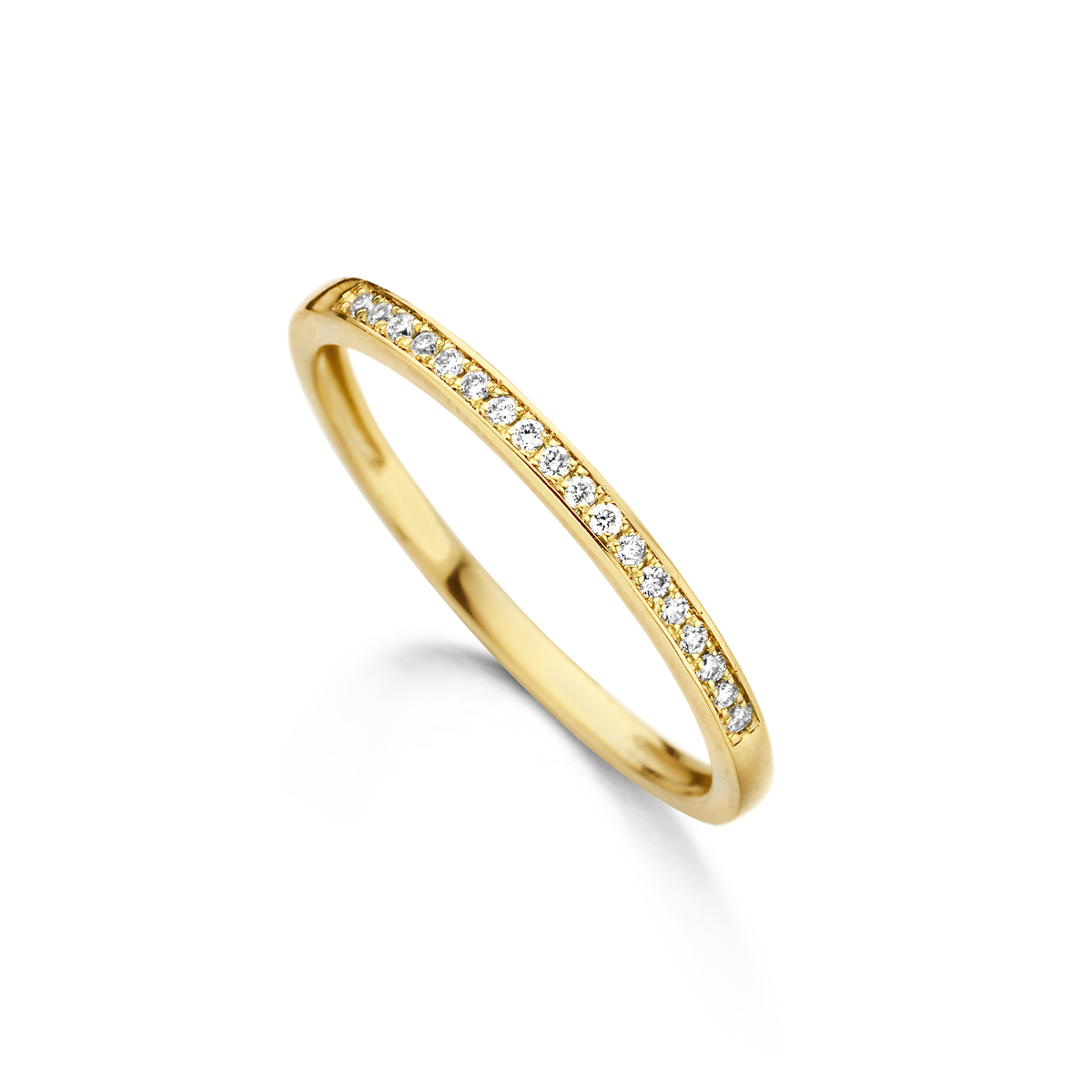 Deze halve alliance ring is een verfijnd sieraad van 18-karaats geel goud, bezet met 18 schitterende briljanten. Deze ring straalt elegantie uit door zijn tijdloze ontwerp. Ideaal om solo te dragen voor een subtiele verfijning of samen met andere ringen voor een opvallende look. Perfect voor elke gelegenheid! Verkrijgbaar in verschillende maten. 