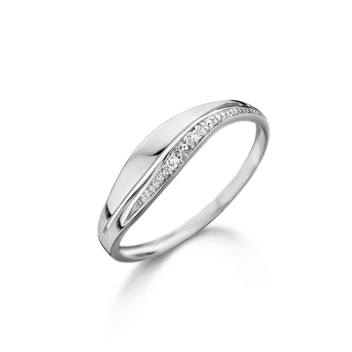 De 18kt Wit Gouden Ring met Briljant 0.010ct, modelnummer 057456A, is een verfijnde ring met de volgende kenmerken: een ringmaat van 54, nikkelvrij en gemaakt van 18-karaats witgoud. Ideaal voor dagelijkse elegantie of speciale gelegenheden. Draag hem solo of gestapeld met andere ringen voor een moderne look.  
