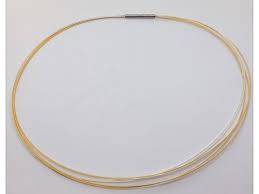 Deze 925/- 3x zilveren choker, modelnummer 2687045, is een stijlvolle aanvulling voor elke sieradencollectie. Gemaakt van hoogwaardig zilver, heeft het een elegante bajonetsluiting. Ideaal voor een verfijnde, moderne look. Draag het met een open kraag of strapless kleding om de choker goed tot zijn recht te laten komen. Voeg het toe aan uw winkelmand voor een tijdloze stijl.