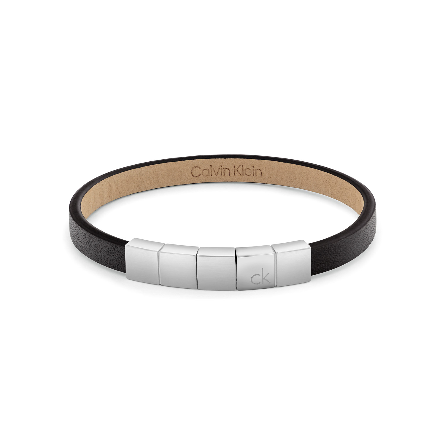 Calvin Klein CJ35100062 Heren Armband Leer
Deze heren armband van Calvin Klein met nr CJ35100062 heeft een stijlvolle look. De zwarte leren armband heeft 5 vierkante stalen schakels in het midden. De schakels zijn in,- en uitneembaar waardoor de armband op verschillende lengtes te dragen is. De totale lengte is 19,5cm. Leuk te combineren met andere sieraden uit de serie van Calvin Klein.

OVER CALVIN KLEIN
Calvin Klein is een wereldwijd lifestylemerk dat gewaagde, vooruitstrevende idealen en een verleidelijke, vaak minimalistische, esthetiek nastreeft. Calvin Klein werd groot in de jaren 70 door haar mode- en merkjeans collecties. In de jaren 80 lanceerde Calvin Klein haar spraakmakende ondergoed dat uitdrukkelijk van logo ’s voorzien was. Vanwege het grote succes is het merk ook succesvol uitgerold in Accessoires, Parfums, Home, Brillen, Golf, Horloges en Sieraden.
Sinds de oprichting in 1968 door Calvin Klein, heeft het merk haar reputatie opgebouwd als leider in de Amerikaanse mode, dankzij een cleane esthetiek en innovatieve ontwerpen. Calvin Klein wil haar publiek verleiden en inspireren door middel van provocerende beelden en opvallende ontwerpen die prikkelen. 

SPECIFICATIES:
- Leren heren armband
- 19,5cm
- Zwart
- Verstelbaar