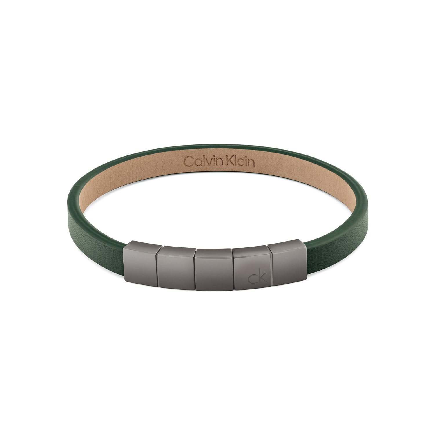 Calvin Klein CJ35100063 Heren Armband Leer
Deze heren armband van Calvin Klein met nr CJ35100063 heeft een stijlvolle look. De bruine leren armband heeft 5 vierkante stalen gunmetal schakels in het midden. De schakels zijn in,- en uitneembaar waardoor de armband op verschillende lengtes te dragen is. De totale lengte is 19,5cm. Leuk te combineren met andere sieraden uit de serie van Calvin Klein.

OVER CALVIN KLEIN
Calvin Klein is een wereldwijd lifestylemerk dat gewaagde, vooruitstrevende idealen en een verleidelijke, vaak minimalistische, esthetiek nastreeft. Calvin Klein werd groot in de jaren 70 door haar mode- en merkjeans collecties. In de jaren 80 lanceerde Calvin Klein haar spraakmakende ondergoed dat uitdrukkelijk van logo ’s voorzien was. Vanwege het grote succes is het merk ook succesvol uitgerold in Accessoires, Parfums, Home, Brillen, Golf, Horloges en Sieraden.
Sinds de oprichting in 1968 door Calvin Klein, heeft het merk haar reputatie opgebouwd als leider in de Amerikaanse mode, dankzij een cleane esthetiek en innovatieve ontwerpen. Calvin Klein wil haar publiek verleiden en inspireren door middel van provocerende beelden en opvallende ontwerpen die prikkelen. 

SPECIFICATIES:
- Leren heren armband
- 19,5cm
- Bruin
- Verstelbaar