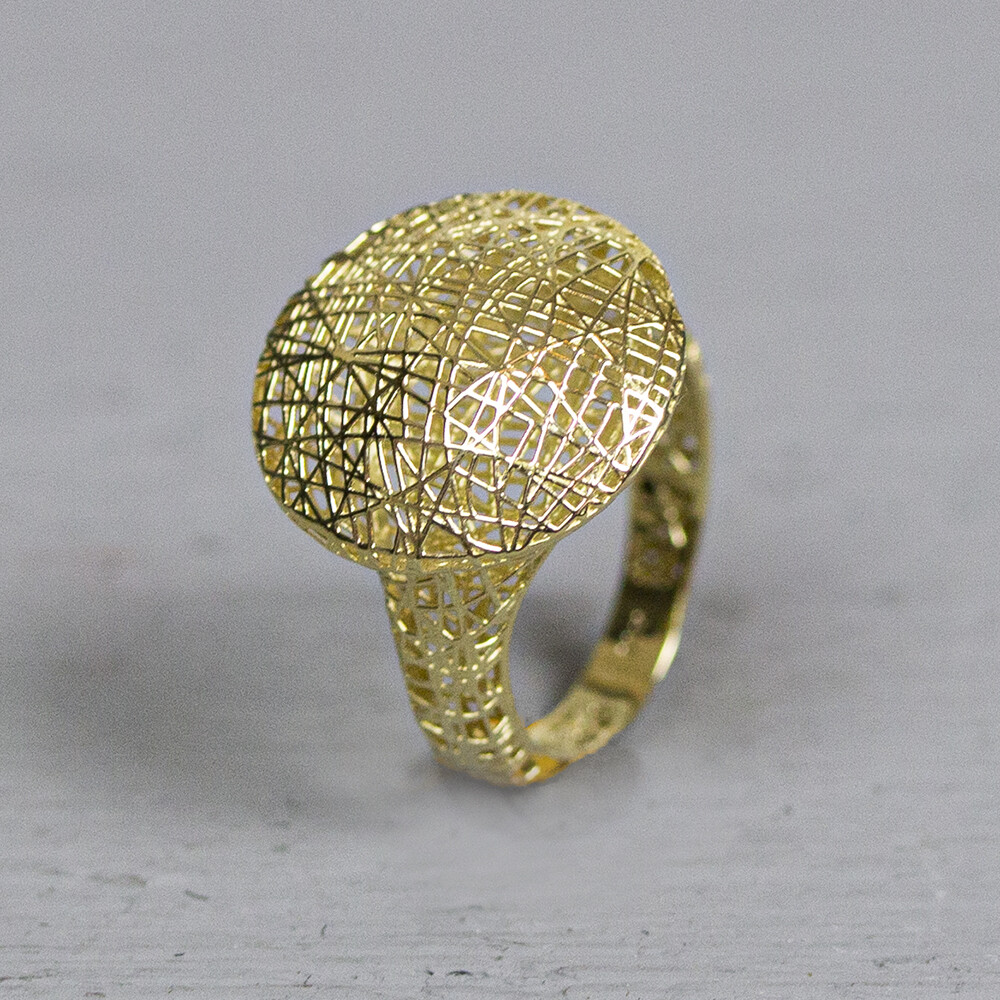 Ring gemaakt van 14 karaat goud met een ronde vorm, neem contact met ons op over de verschillende maten, prijzen en mogelijkheden. *Prijswijzigingen voorbehouden in verband met goudkoers en gewicht! De gouden sieradenlijn van Jeh is gemaakt van 14 karaats goud. Dit karaatgehalte wordt in Nederland het meest gebruikt, vanwege de hardheid en de kleur. Puur goud is te zacht om draagbare sieraden van te maken, daarom worden er bij metalen gebruikt. Vaak wordt er zilver en koper gebruikt zodat je kunt blijven spreken van 'edele metalen'. Bij 14 karaat goud zijn er van de 1000 delen, 585 delen puur goud. De overige 415 delen bestaan dus uit de overige metalen.