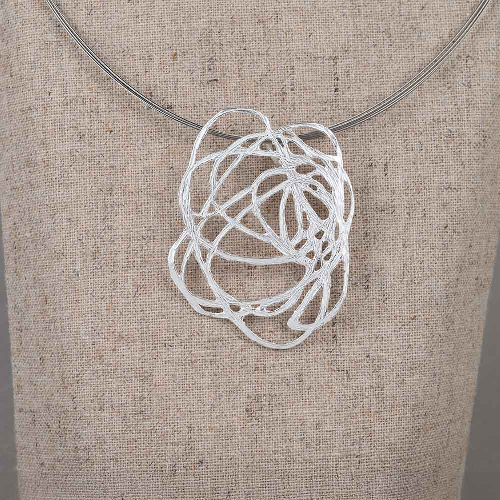 Hanger gemaakt van 925 sterling zilver in de vorm van een bloem. Draag deze hanger aan een mooie spang en combineer met een paar mooie oorbellen en een ring voor een complete look!