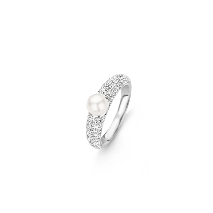 Deze TI SENTO - Milano ring is een klassiek ontwerp. De ronde band van de ring is pavé gezet met zirconia's wat voor een mooie schittering zorgt. De stenen zijn handgezet. In het midden is een witte Swarovski parel gezet met een diameter van 6 mm. De ring is gemaakt van gerhodineerd sterling zilver wat voor een mooie glans en bescherming zorgt. Door de combinatie van de klassieke materialen parel en zirconia is de ring goed te combineren met bijna alle sieraden binnen de TI SENTO collectie.

TI SENTO  Milano sieraden worden altijd geleverd in een luxe verpakking. Hierin kun je jouw favoriete sieraad goed bewaren wanneer je het even niet draagt.