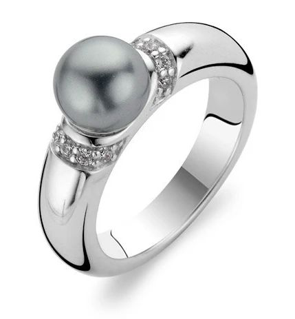 De 1768PG/54 is een verfijnde ring van het merk undefined, gekenmerkt door zijn elegantie en vakmanschap. Perfect als statement-sieraad voor speciale gelegenheden of om dagelijks je outfit mee te verrijken. Draag hem solo voor een subtiele uitstraling of combineer met andere ringen voor een unieke, gelaagde look. Voeg luxe toe aan je juwelencollectie met deze prachtige ring.