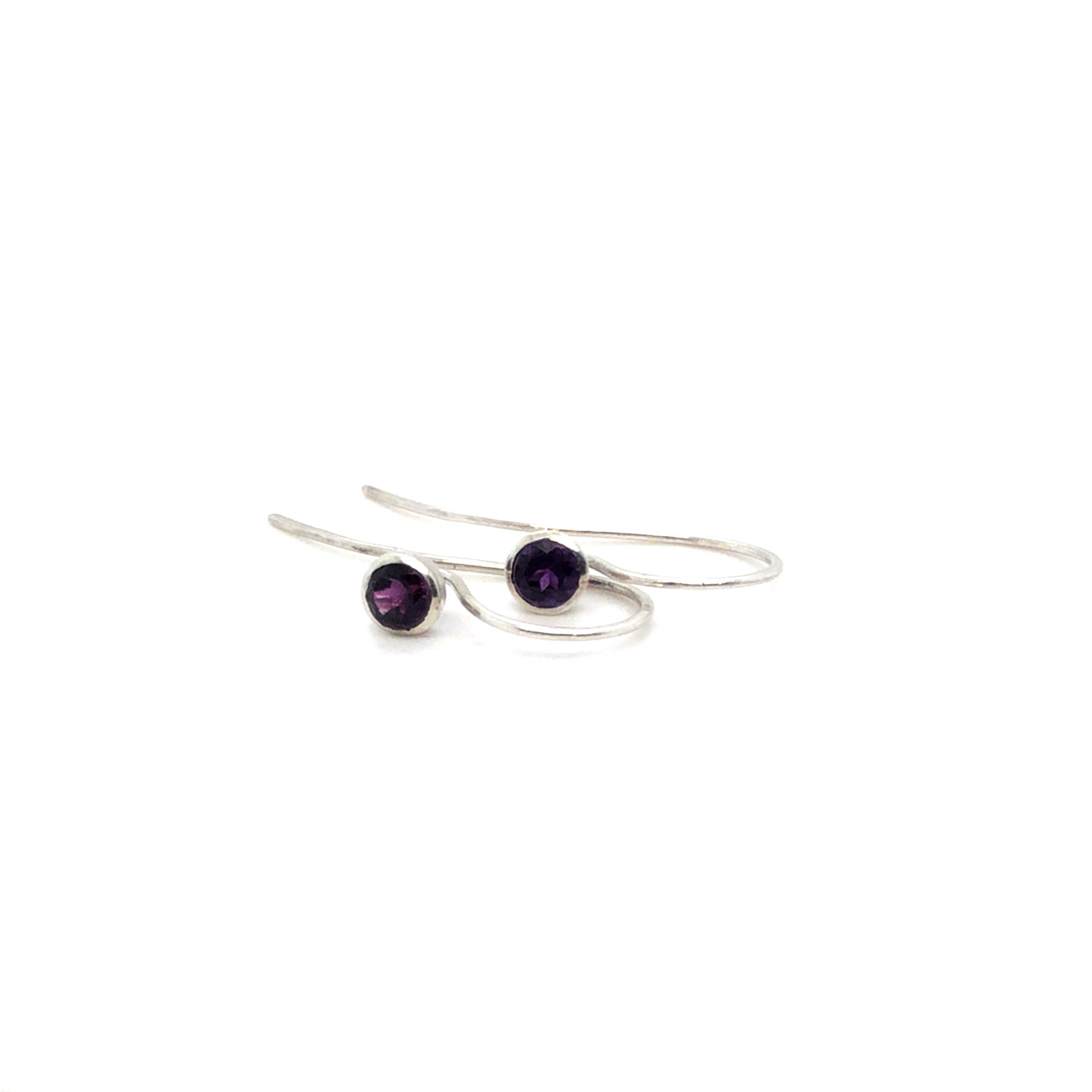 Die Ohrbügel Silber Amethyst für Einhänger bieten vielseitige Styling-Optionen und passen perfekt zu festlichen Anlässen oder einem eleganten Alltagslook. Am besten kombinieren Sie diese Ohrringe mit hochgesteckten Haaren, um ihre Schönheit zu betonen. Perfekt für jede Schmuckkollektion!
