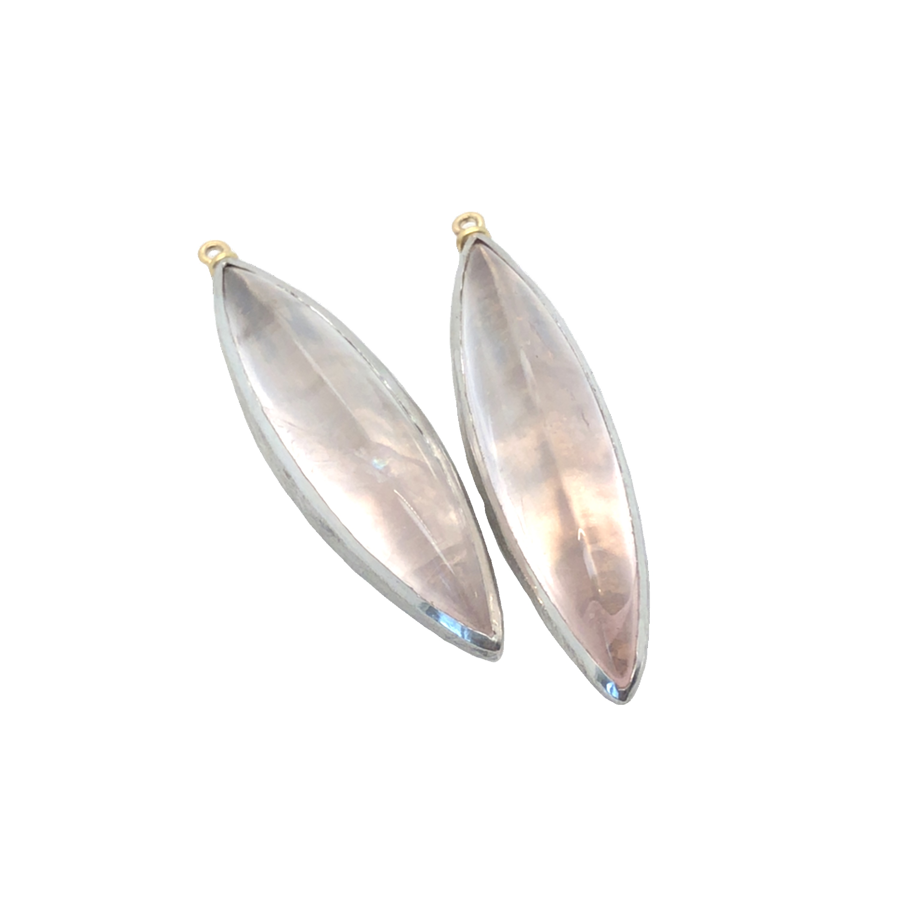 Dieser Einhänger mit Rosenquarz als Navette geschliffen, in Silber und Gold 750 gefertigt, besticht durch einen elegante n zugleich schlichte seine elegante Form. Ideal als Anhänger für Ohrringe zu verwenden. Perfekt, um jedem Outfit einen Hauch von Eleganz zu verleihen. Einfach an Kreolen einhängen und mit anderen Silberaccessoires kombinieren für einen harmonischen Look. Länge 38mm, UNIKAT