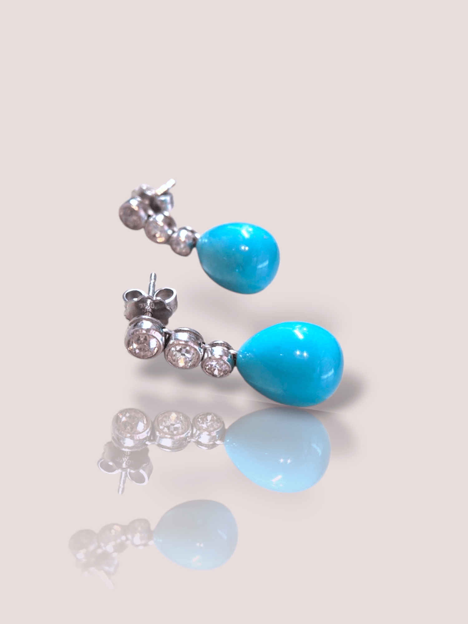 Prachtige elegante vintage 18k witgouden diamanten oorbellen met turkoois. Dit is een combinatie van sprankelende diamanten met levendige turquoise stenen, wat een tijdloze schoonheid geeft. Draag deze oorbellen om een vleugje verfijning toe te voegen aan je avondkleding of als opvallend accessoire bij een eenvoudigere outfit voor een chique, modieuze uitstraling.

De oorbellen zijn 2,7cm lang en wegen samen 6,40 gram.