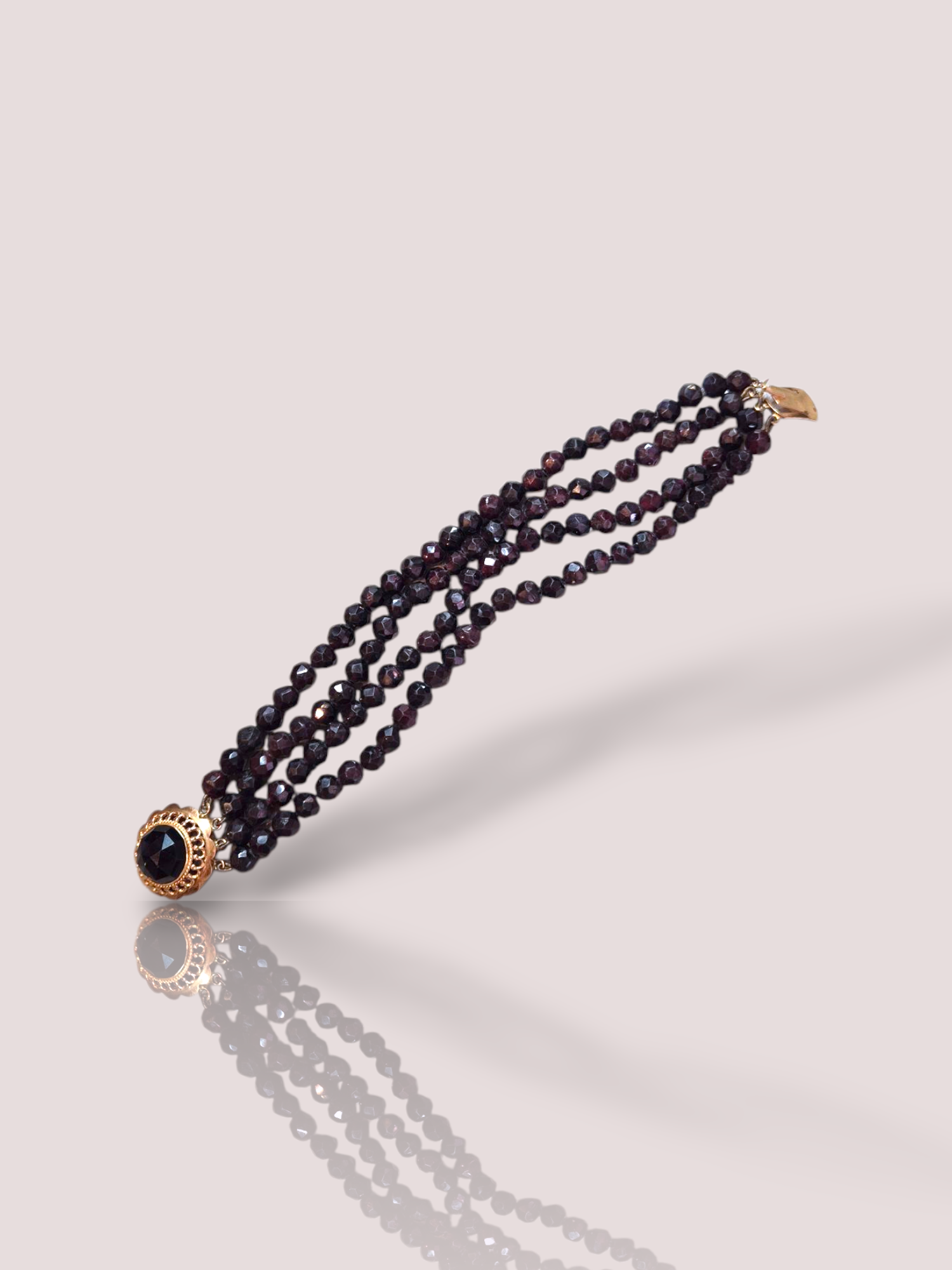Deze antieke 4-rijige granaat armband straalt elegantie uit met vier rijen schitterende granaatstenen. De armband heeft een 14k geel gouden slotje. Perfect als verfijnde aanvulling op elke outfit. 

Draag deze prachtige armband solo voor een subtiele uitstraling of combineer hem met andere sieraden voor een gedurfde, modieuze look. Een tijdloze keuze voor elke juwelenliefhebber.