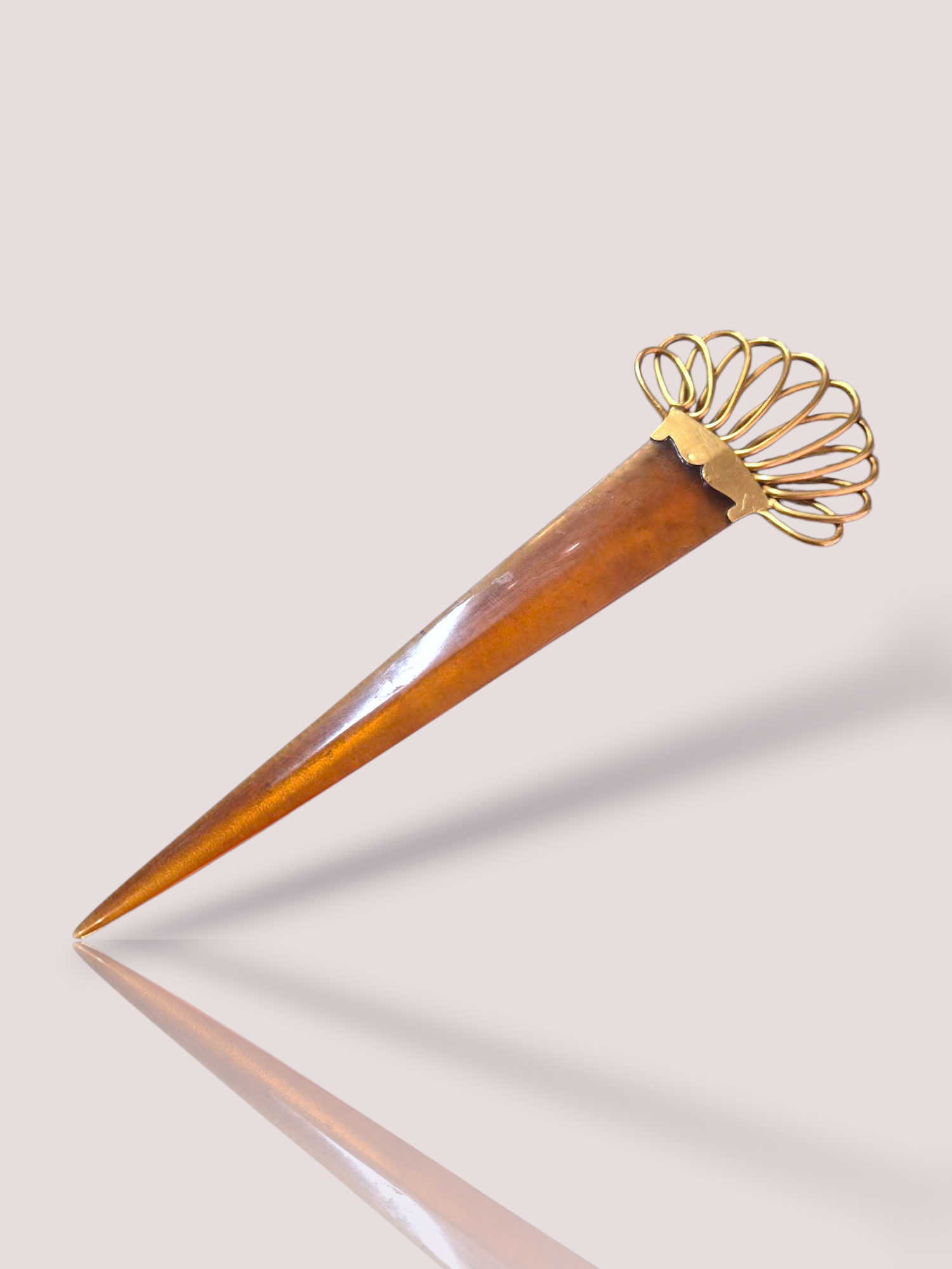 Deze antieke haarspeld gemaakt van been en 18k geel goud, straalt elegantie uit. Deze accessoire voegt een klassieke en verfijnde touch toe aan elke look. Draag het in een opgestoken kapsel of om een losse haarstijl stijlvol vast te zetten. Een vleugje luxe voor uw dagelijkse garderobe.

Dit unieke stuk wordt met de originele doos verkocht. 