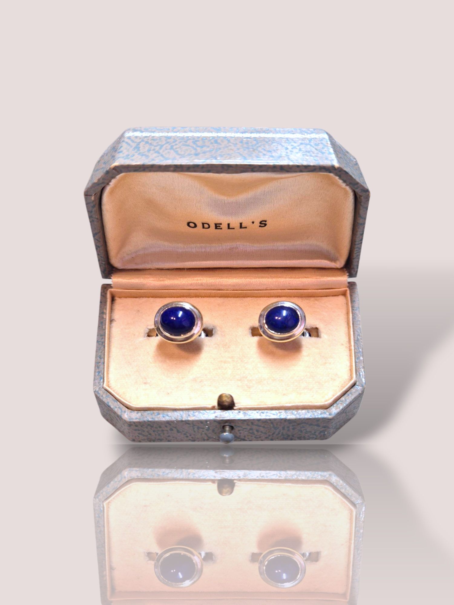 Deze vintage 18k witgouden manchetknopen met Lapis Lazuli, zijn verfijnde accessoires voor elke stijlvolle man. Gemaakt van 18k witgoud, met een prachtige Lapis Lazuli steen, stralen ze elegantie uit. Draag deze manchetknopen bij een strak wit overhemd en een donker pak, voor een klassieke en tijdloze uitstraling.