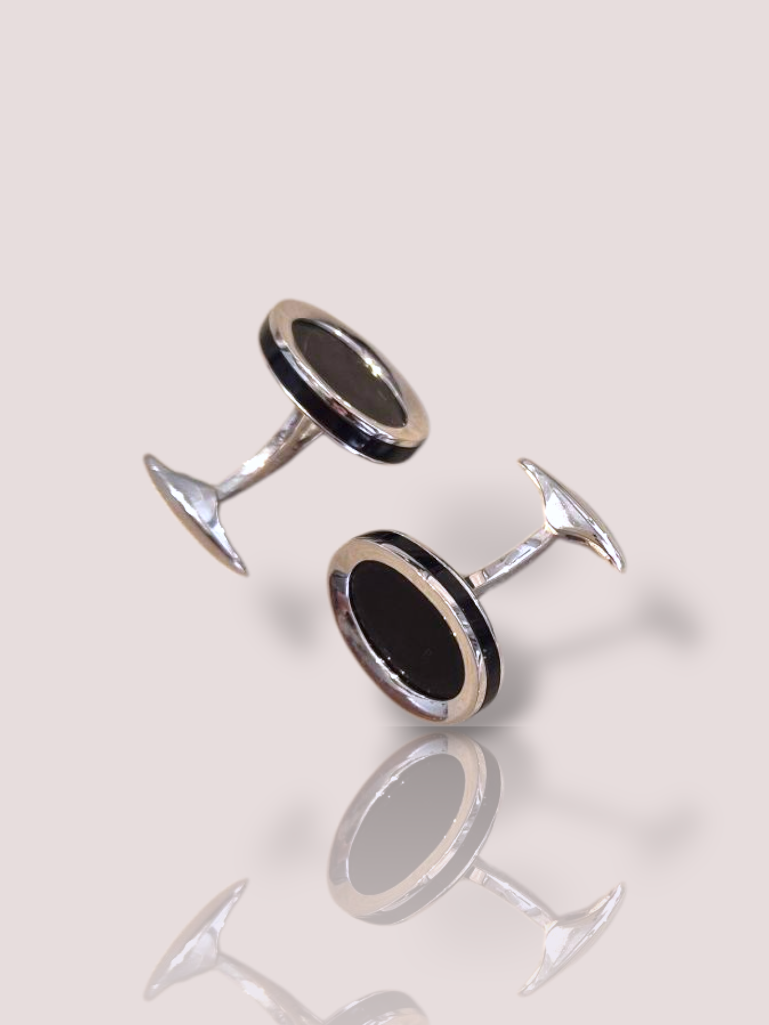 Deze vintage 18k witgouden Emil Kraus manchetknopen met onyx zijn verfijnde accessoires van tijdloze klasse. Ze zijn gemaakt van hoogwaardig witgoud met een elegante onyxsteen. Perfect voor formele gelegenheden, kunnen deze manchetknopen het beste gedragen worden met een klassiek wit overhemd en een stijlvol pak voor een geraffineerde look.