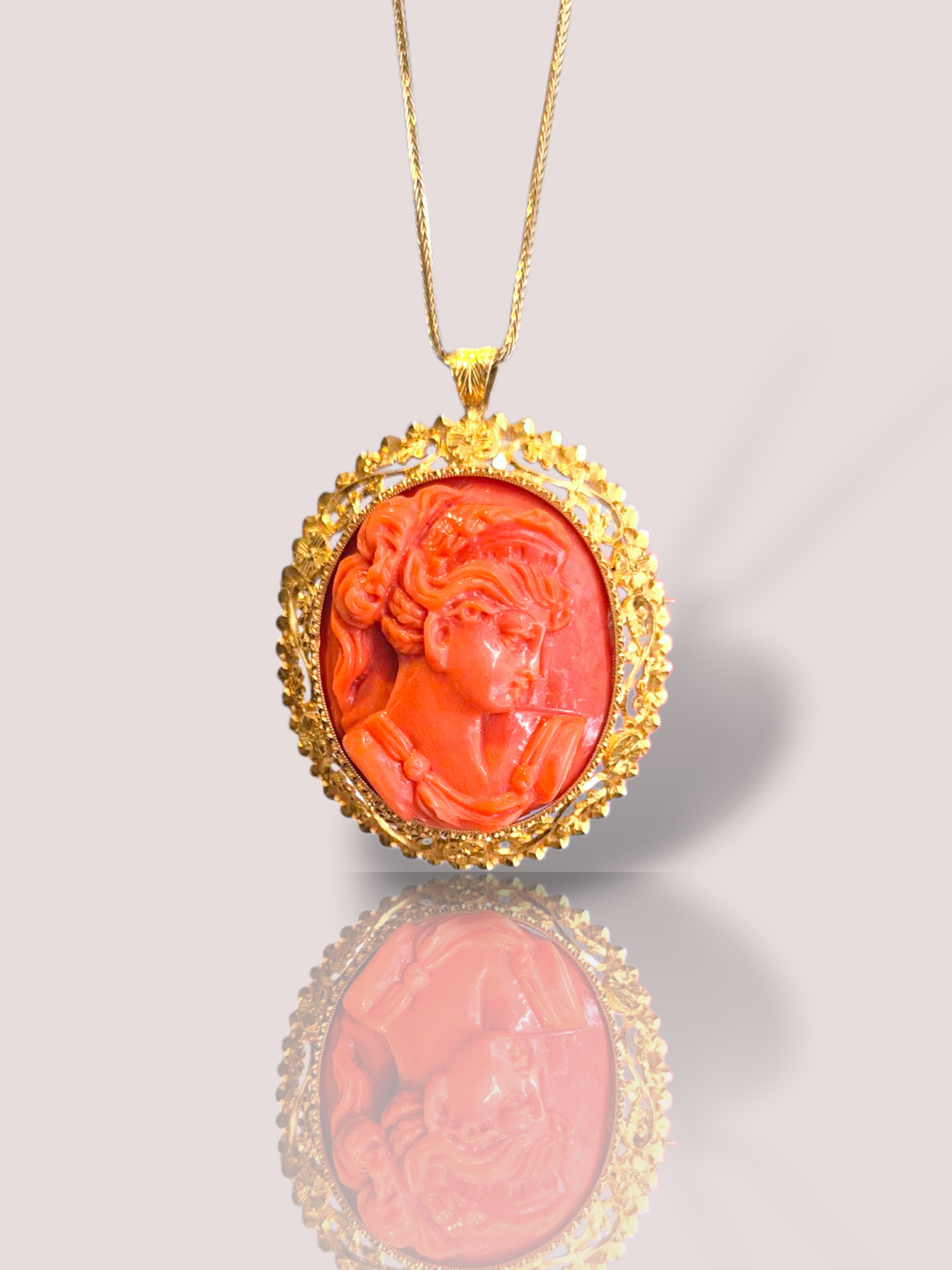 Deze Vintage 18k geelgouden hanger en broche met camee bloedkoraal is een verfijnd sieraad dat zowel als hanger en als broche gedragen kan worden. Dit unieke juweel bevat een gravure van een dame uit bloedkoraal en straalt tijdloze elegantie uit. Draag het op een elegante ketting of bevestig het op een stijlvolle blouse of jas voor een klassieke uitstraling.

De afmeting is 4,5 bij 4 cm.