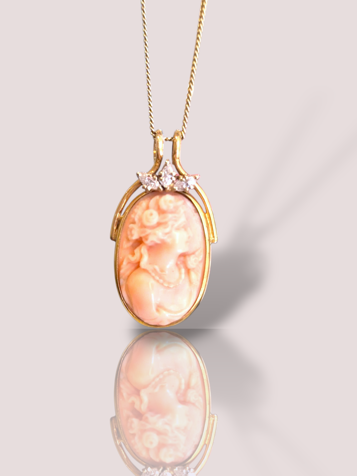 Deze Vintage 18k geelgouden hanger is voorzien van een prachtige angelskin camee en markies geslepen diamanten. Als onderdeel van de categorie hangers voegt het een verfijnde touch toe aan elke sieradencollectie. Draag deze hanger aan een lange ketting voor een elegante en tijdloze uitstraling. Perfect voor speciale gelegenheden of als een uniek cadeau.