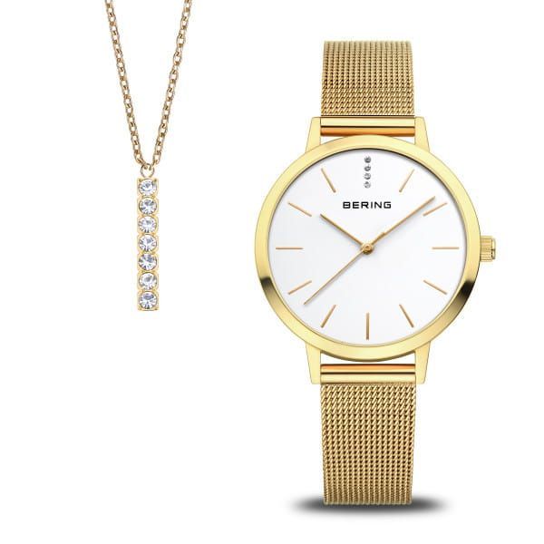  Een set die Scandinavische eenvoud combineert met verfijnde elegantie: het minimalistische dameshorloge uit de Classic collectie heeft een slanke kast met vlak saffierglas en een fijne goudkleurige milanese band. Perfect afgestemd met een delicate ketting uit de Arctic Symphony collectie – met een strak hangertje bezet met fonkelend kristalglas. Een tijdloos duo voor elke gelegenheid. 