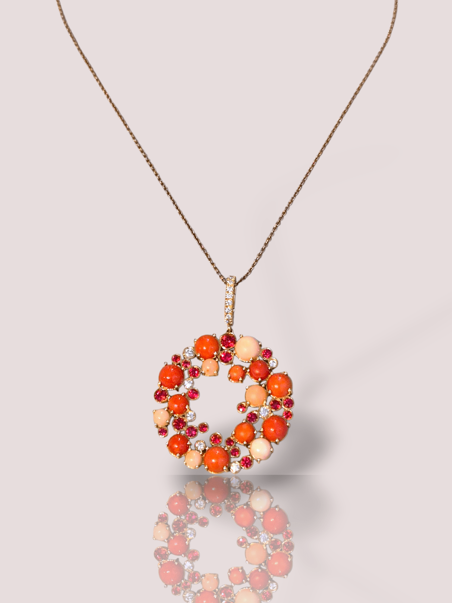 Deze vintage geel gouden hanger van Chantecler beschikt over saffier, koraal en diamant. Deze prachtige hanger valt onder de categorie sieraden, specifiek als hanger met gekleurde steen. Draag deze unieke creatie aan een fijne gouden ketting voor een elegante en tijdloze uitstraling. Perfect voor speciale gelegenheden of om een vleugje luxe aan je dagelijkse look toe te voegen.

De hanger heeft een diameter van 3,8 mm en heeft 0,46ct aan diamant. Daarnaast zitten er 16 verschillende kleuren koraal in de hanger en 21 prachtige oranje saffieren.