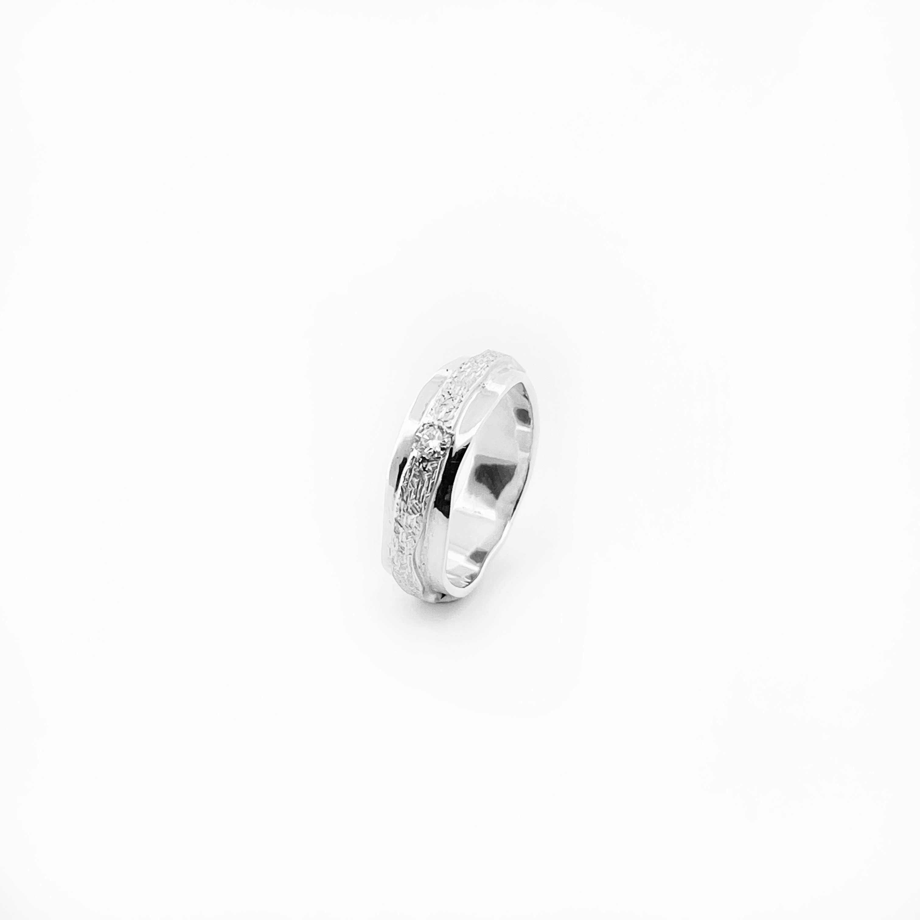 Deze prachtige ring straalt van geluk! Ze bestaat uit twee banen die samen een organisch contrast creëren. De ring staat symbool voor een speciale band tussen twee personen. Ze wordt met de hand gesmeed en bij deze ring volgen we het materiaal zoals het vloeit waardoor de organische vorm ontstaat.

Maak een afspraak en kom deze ring passen! Of bestel haar gelijk, dan sturen we deze mooi verpakt naar je toe.