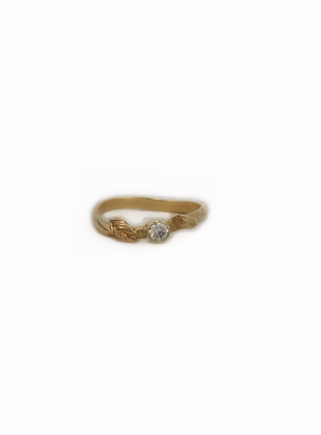 In onze serie natuurlijke sieraden is nieuw deze leuke ring met blaadjes. De mooie organische vormen zijn geïnspireerd door de natuur. De mooie moissaniet edelsteen laat haar schitteren als het zonlicht door de bladeren.

Deze ring is te bestellen in maat 56/18

De ring kan op elke gewenste maat gemaakt worden. Echter na aanpassing van de ringmaat beschouwen we de ring als maatwerk. Mocht je twijfelen over de maat neem dan gerust contact op. 

Maak een afspraak en kom deze ring passen! Of bestel haar gelijk, dan sturen we deze mooi verpakt naar je toe.