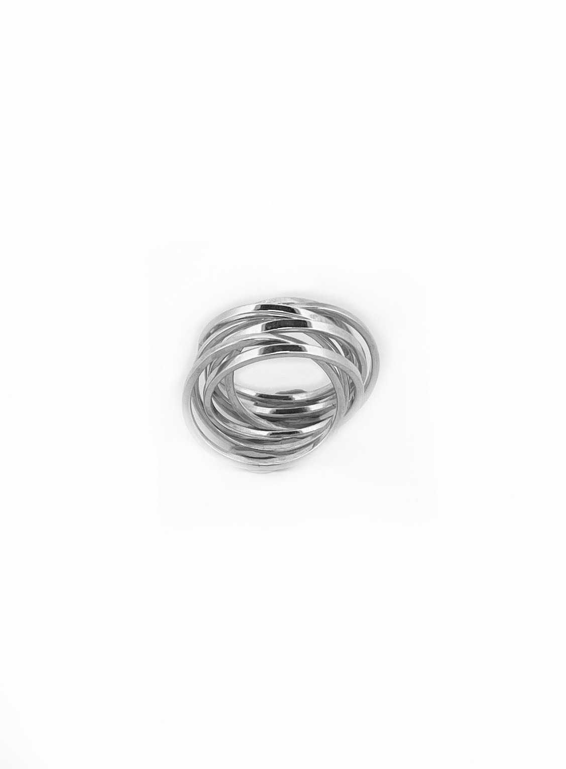 Een bijzondere ring die uit 7 ringen bestaat die door elkaar heen zijn geregen. Ze schuiven elke keer dat je het om je vinger doet anders over elkaar heen en vormen samen een lange slinger. Een feestje om te dragen maar wel zelf de slingers ophangen!