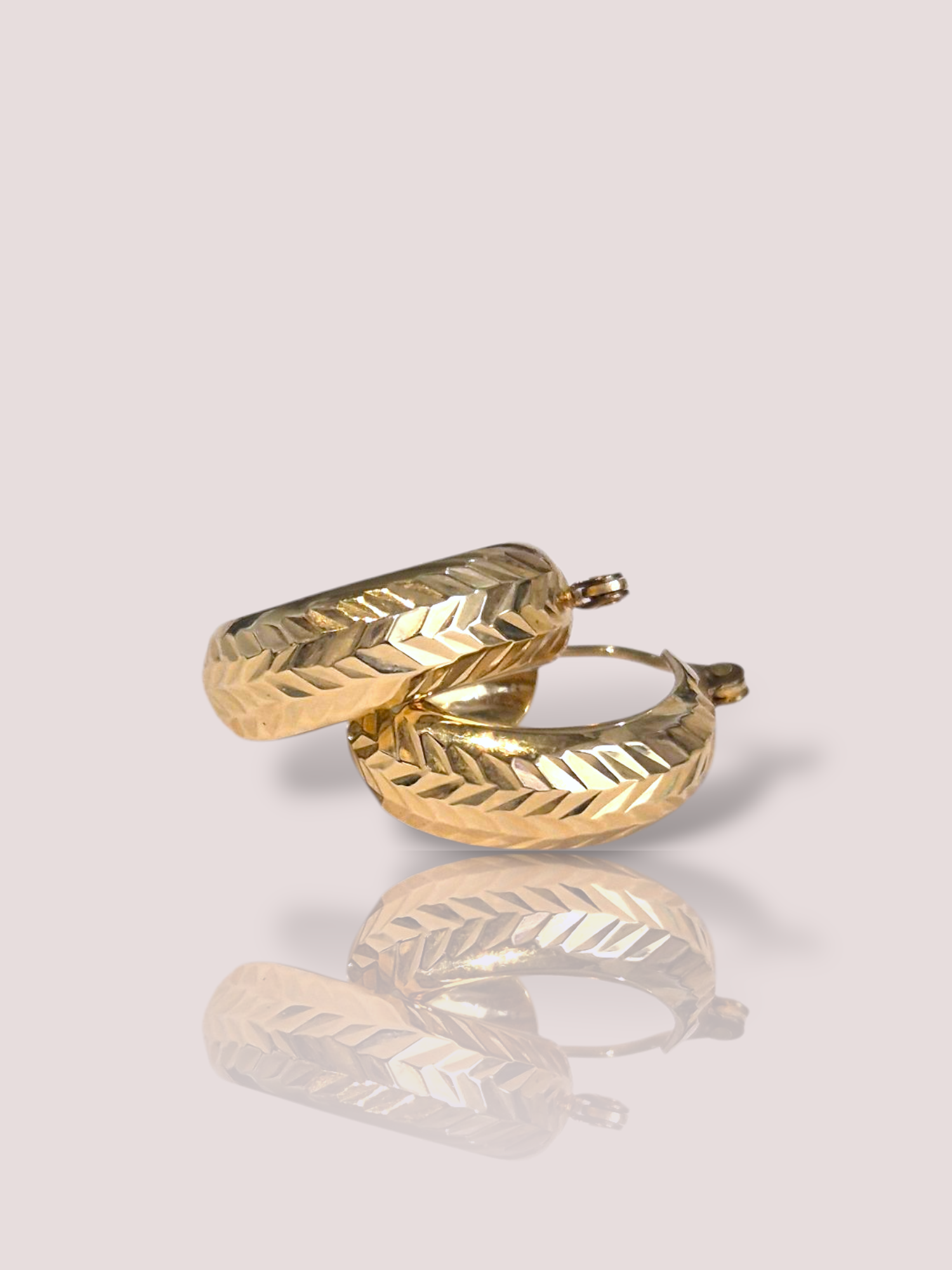 Deze prachtige Vintage 14k geel gouden creolen combineren elegantie en tijdloze stijl. Gemaakt van hoogwaardig 14k geel goud, stralen ze luxe uit. Ideaal voor zowel dagelijkse als speciale gelegenheden. Combineer ze met opgestoken haar om hun schittering te benadrukken, of draag ze met losse lokken voor een subtiele, verfijnde look. Perfect voor elke sieradenliefhebber!

De creolen zijn 6 mm breed en hebben een subtiel werkje in het goud.