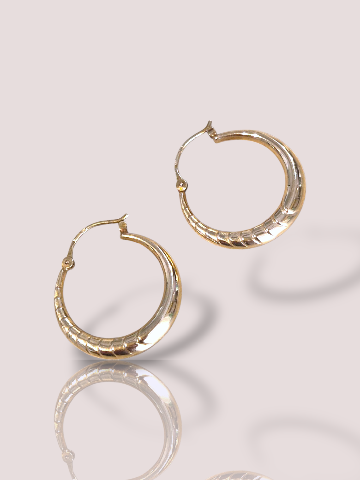De Vintage 14k geel gouden creolen zijn stijlvolle sieraden voor elke gelegenheid. Deze creolen stralen elegantie uit en zijn gemakkelijk te combineren met zowel casual als formele outfits. Perfect om het gezicht te omlijsten en een verfijnde touch aan uw look te geven. Draag ze met opgestoken haar voor maximale impact.

De creolen zijn hol en daardoor lekker licht om te dragen. De diameter is 2,3 cm en de breedte is 3 mm.