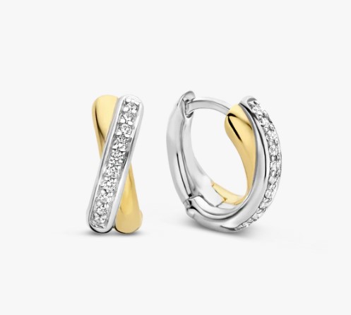 Deze TI SENTO vergulde zilveren oorbellen 7667ZY bestaan uit twee fijne cirkels die over elkaar kruisen, waarvan een vergulde is en de ander zilver, verrijkt met een pavé van handgezette witte zirconia steentjes. De oorbellen zijn vervaardigd uit 925 sterling zilver en plated met goud. Draag ze met studs of andere hoepeloorbellen en creëer je eigen ear-party.