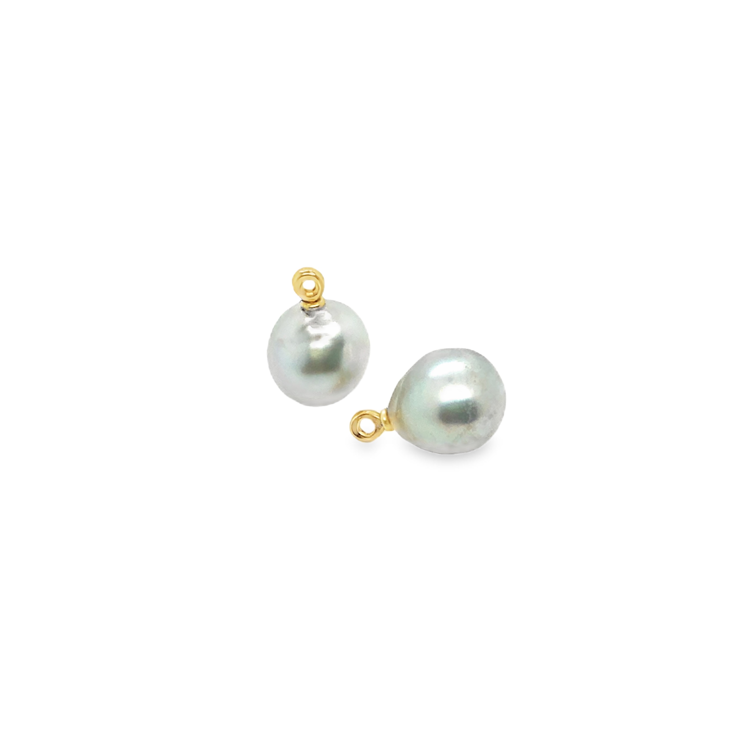 Der Einhänger aus 750er Gold mit Südseeperlen besticht als hochklassiges Schmuckstück. Als Anhänger-Ohrringe bieten sie Eleganz und Vielseitigkeit. Ideal für besondere Anlässe oder um ein schlichtes Outfit aufzuwerten. Tragen Sie sie solo für einen minimalistischen Look oder kombinieren Sie sie mit anderen Schmuckstücken für ein edles Ensemble. 