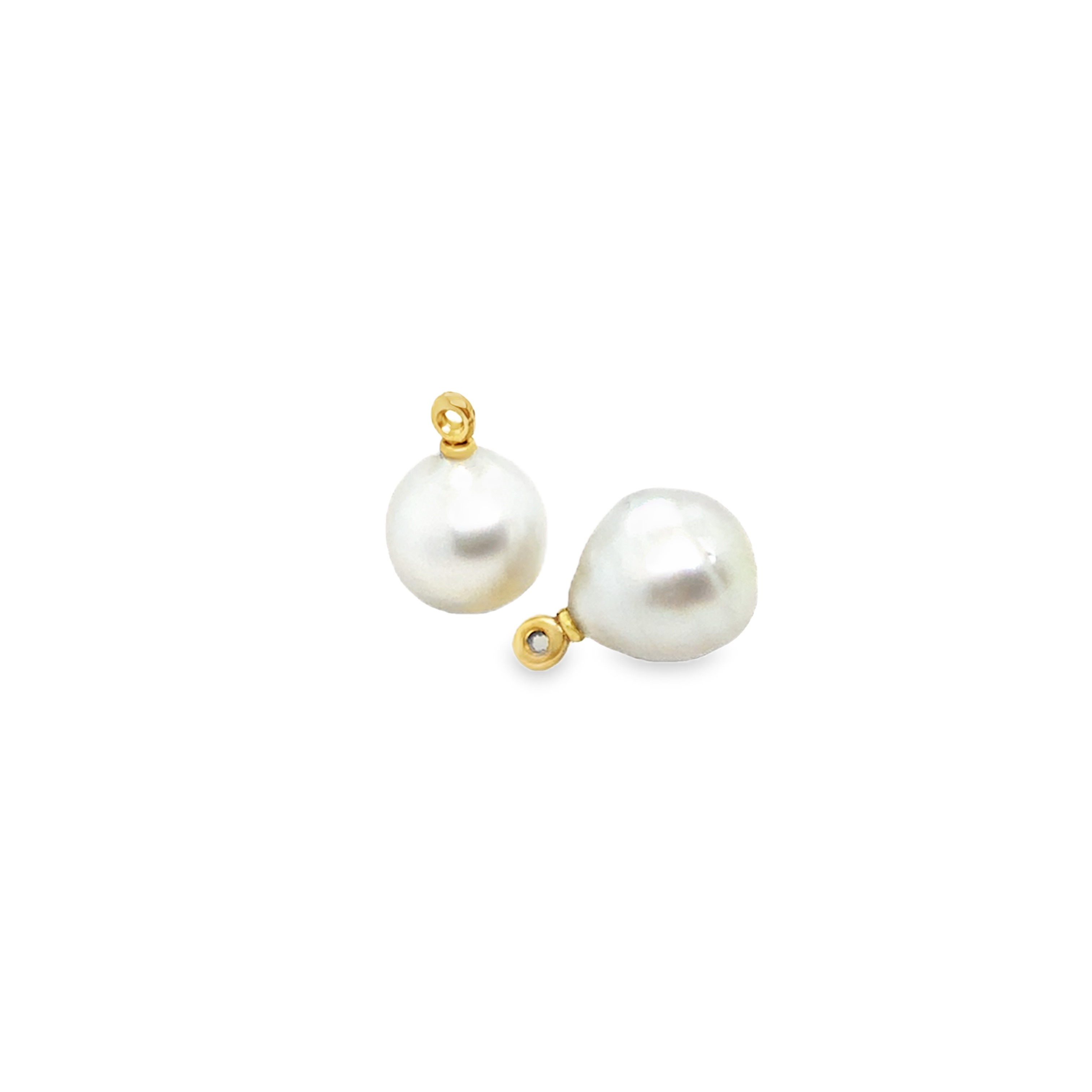Die Einhänger Südseeperlen aus 750er Gold, Modellnummer sind etwa 11mm im Durchmesser mit feinem Lüster.  Diese Ohrringe lassen sich am besten zu festlichen Anlässen oder eleganten Outfits tragen, um ihrem Look einen Hauch von Luxus und Exklusivität zu verleihen. Ein Must-Have für jeden Schmuckliebhaber.