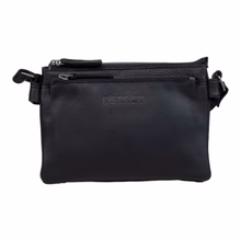 De product "leer zwart | 3 tasjes tegen elkaar" met modelnummer 383130 heeft de kenmerken van een schoudertas. Het is een veelzijdige tas binnen de categorie "BAGS", ideaal voor dagelijks gebruik. Draag deze elegante tas over je schouder voor een stijlvolle en praktische look, perfect voor zowel casual als formele gelegenheden.