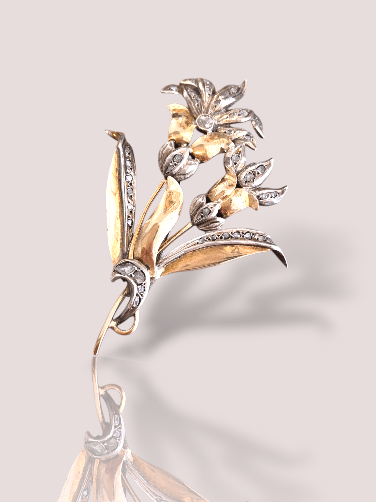 De Antieke 14k geel goud met zilveren broche met diamanten, straalt luxe en elegantie uit. Met een prachtig ontwerp past deze broche perfect bij formele outfits. Draag hem op de revers van een blazer of jurk voor een verfijnde look. Deze tijdloze juweel voegt een vleugje klasse toe aan elke gelegenheid.

De broche is 8 cm hoog en circa 6 cm breed.