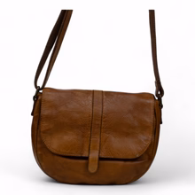 Stijlvolle cognac schoudertasje van soepel leer uit de Harrington Road serie van DSTRCT.

Als je op zoek bent naar een tas die je zowel op een wandeling door het stadscentrum en windowshopping met je dierbaren als op de volgende feestavond vergezelt, dan eindigt je zoektocht hier. Deze tas is je nieuwe trouwe metgezel.

Of het nu gaat om je agenda, je portemonnee, je smartphone, je favoriete cosmetica of het make-uptasje voor noodgevallen: alles vindt zijn plaats in de ruime vakken van deze tas . Het extra ritsvak aan de achterkant van de tas biedt je ook veiligheid voor je meest waardevolle bezittingen en biedt plaats aan alle kleine dingen, die altijd bij de hand moeten zijn. De brede ritssluiting onder de klep zorgt er voor dat er niets verloren gaat. Je eigendommen binnenin zijn beschermd tegen vocht en stof en zelfs de kleinste excursie wordt een absoluut plezier - niet in het minst dankzij de in lengte verstelbare schouderriem, die het draagcomfort voor jou optimaliseert. Het hoogwaardig verwerkte en resistente, maar toch ongelooflijk zachte echte leer van deze ruime schoonheid onderstreept subtiel al je looks - of het nu casual, stijlvol hip of elegant is, zonder op de voorgrond te treden.

Afmetingen: 22 cm hoogte x 24 cm breedte x 5 cm dikte