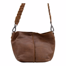 Uiterlijke kenmerken
Deze DSTRCT schoudertas uit de Preston Park collectie is een absolute eyecatcher. Gemaakt van cognac generfd leer met donkerzilveren hardware, straalt deze tas stijl en klasse uit. De gevlochten leren schouderband voegt een extra vleugje elegantie toe.

Praktische kenmerken
Met een stevige ritssluiting heb je gemakkelijk toegang tot het ruime hoofdvak van de tas. Binnenin vind je een ritsvak voor kleine essentials en een steekvak waar een klein drinkflesje in past. Daarnaast is er aan de achterkant ook nog een vak met ritssluiting voor extra opbergruimte.

Hoe te dragen
De tas bevat een chique gevlochten leren schouderband. Deze is afneembaar. Daarnaast bevat de tas een afneembare en verstelbare schouderband in zwart generfd leer. Draag de tas comfortabel over je schouder of crossbody, de keuze is aan jou!

Handig om te weten:
- Materiaal buitenkant: generfd leer
- Materiaal binnenkant: voering van polyester
- Afneembare chique schouderband
- Verstelbare en afneembare schouderband
- Ritssluiting
- Donkerzilveren hardware
- 2 ritsvakken
- 1 steekvak