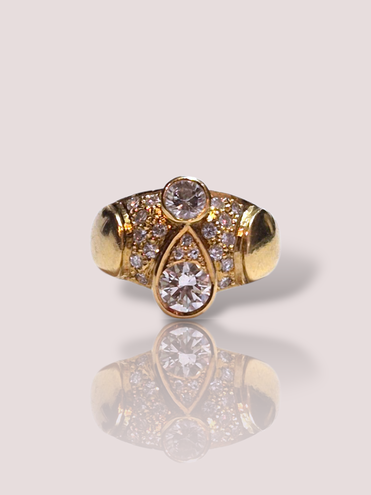 Deze Vintage 18k geelgouden diamanten ring is een verfijnd sieraad dat elegantie en klasse uitstraalt. Draag deze ring als een opvallend accessoire bij formele of feestelijke gelegenheden. Combineer met andere gouden sieraden voor een complete look. Perfect als cadeau of om uzelf te verwennen met tijdloze luxe.

De ring bestaat uit 2 grotere diamanten van 0,50ct respectievelijk 0,25ct en nog eens 16 kleinere diamanten. Tezamen heeft de ring 1,00ct aan diamant.