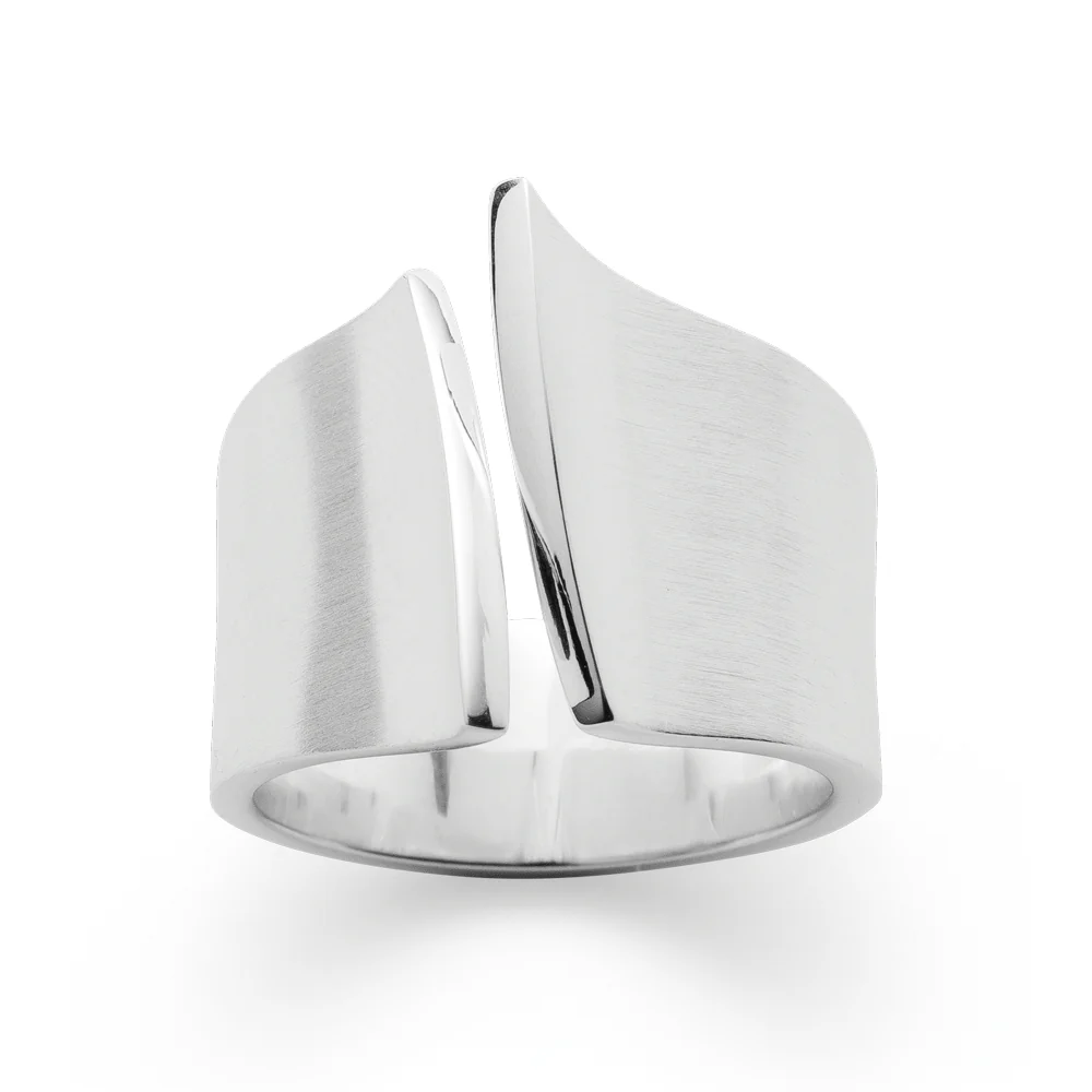 Deze slim vormgegeven, matte en deels gepolijste ring van 925/- sterlingzilver met een gebogen uitsparing, ontworpen door Dietmar Sebastian, maakt indruk door zijn buitengewone vormentaal, die bijzondere lichtreflecties creëert. Een prachtig sieraad voor designliefhebbers. Ook verkrijgbaar in een versie met diamant.
Het meest opvallende aan de sieraden van de in Osnabrück gevestigde ontwerper Dietmar Sebastian is het oppervlakteontwerp. Toen hij in de jaren negentig sieraden met ruwe oppervlaktestructuren begon te maken, zorgde dat voor een kleine ophef. Dietmar Sebastian is een van de minimalisten onder de ontwerpers, omdat voor hem weglaten essentieel is. Voor hem zijn er in sieraden geen decoratieve toepassingen, alleen de pure vorm telt.