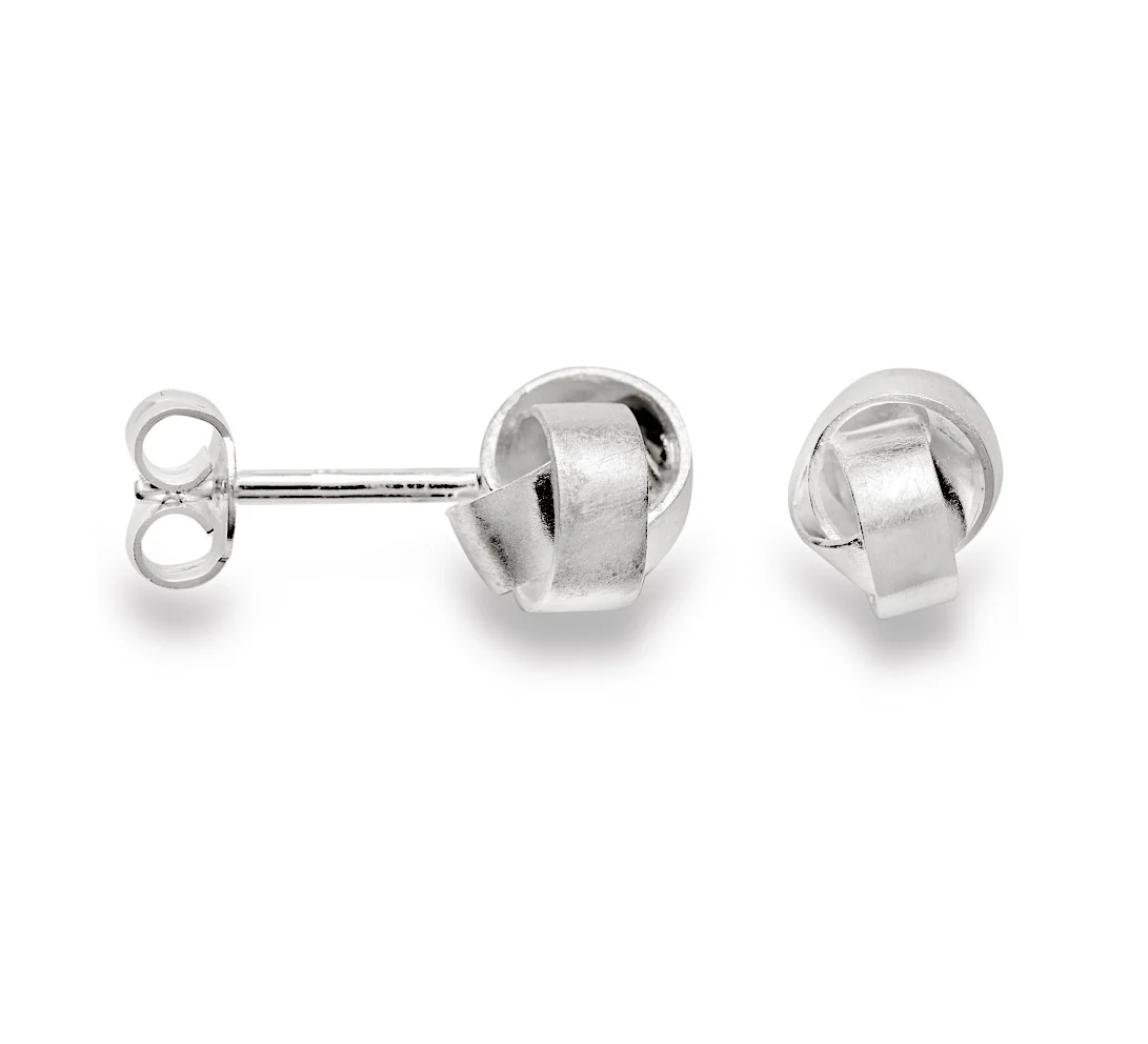 Slim vormgegeven: deze schattige knoopoorbellen "Little Knot" met een matte afwerking, gemaakt van stralend wit 925 sterling zilver, hebben de potentie om uw absolute lievelingssieraad te worden. Perfect te combineren met alle knoophangers van Bastian Inverun.