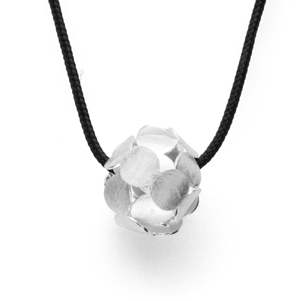 Talrijke ronde, decoratieve elementen zijn samengevoegd tot een opvallende, bolvormige designhanger van krasvast 925/- sterlingzilver. Dit sieraad is met veel aandacht voor detail ontworpen door ontwerpster Nadine Resch. Een echt sieraad dat u dagelijks kunt dragen of voor een heel speciale gelegenheid. De prijs van de hanger is excl het collier.