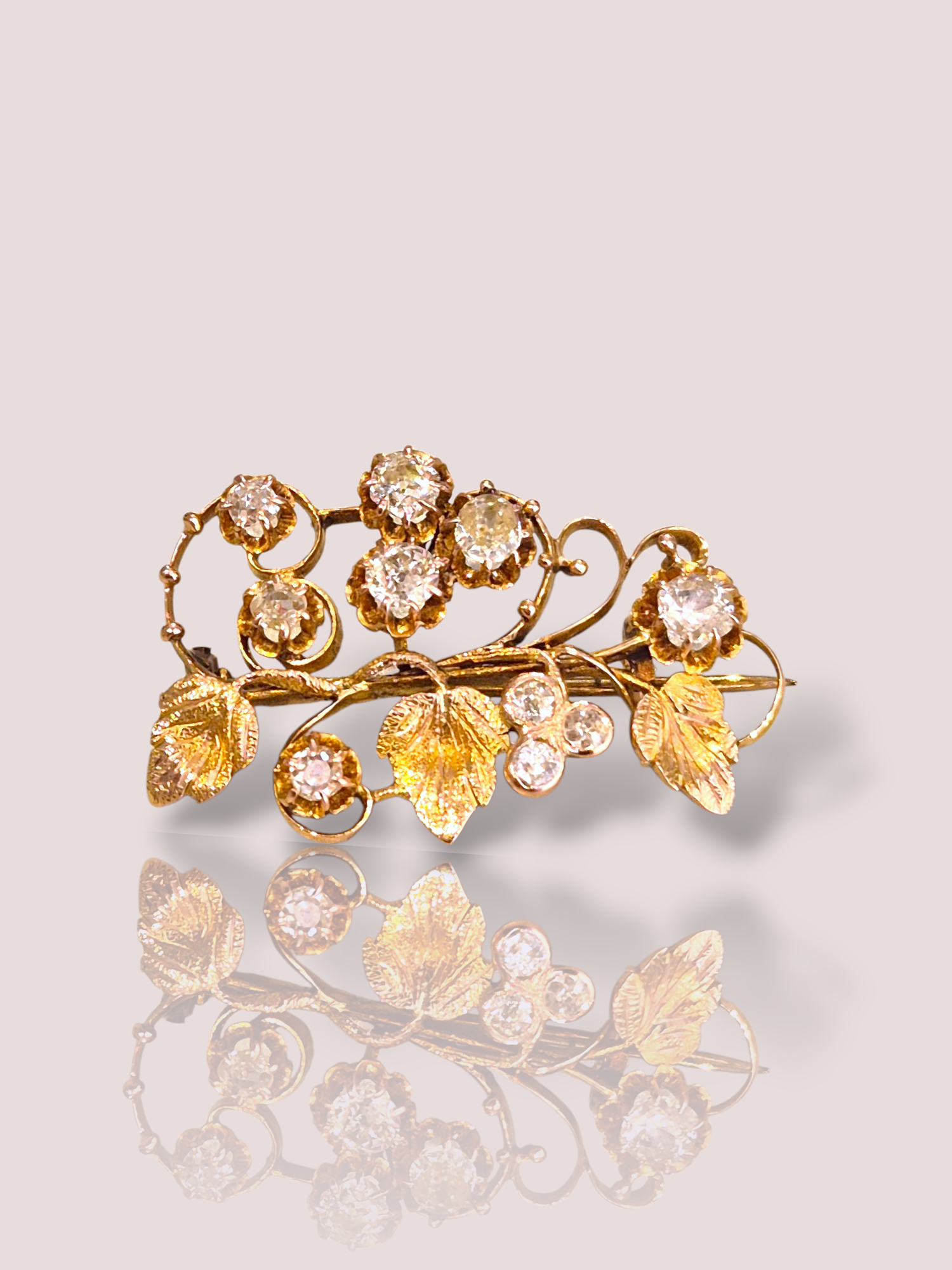 Deze antieke 18k rose gouden broche heeft bolsjewiek geslepen diamanten. Het is het een elegante broche. Draag deze prachtige broche op een colbert, zijden sjaal of avondjurk voor een verfijnde uitstraling. Voeg een vleugje tijdloze elegantie toe aan elke outfit!

De broche heeft in totaal 9 diamanten, waarvan de grootste 0,25ct en de kleinste 0,06ct. In totaal heeft de broche 1,00ct aan diamant.