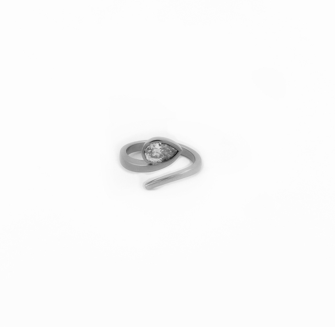 Deze ring is 1 deel van 2 ringen die in elkaar passen maar ook afzonderlijk gedragen kunnen worden. 
De naam Elara staat voor elegantie en gratie. Het wordt geassocieerd met het geluksgetal 1, waarvan wordt aangenomen dat het geluk en positieve energie brengt.

Deze ring is te bestellen in maat 56/18

De ring kan op elke gewenste maat gemaakt worden. Echter na aanpassing van de ringmaat beschouwen we de ring als maatwerk. Mocht je twijfelen over de maat neem dan gerust contact op. 

Maak een afspraak en kom deze sierlijke ring passen! Of bestel haar gelijk, dan sturen we deze mooi verpakt naar je toe.