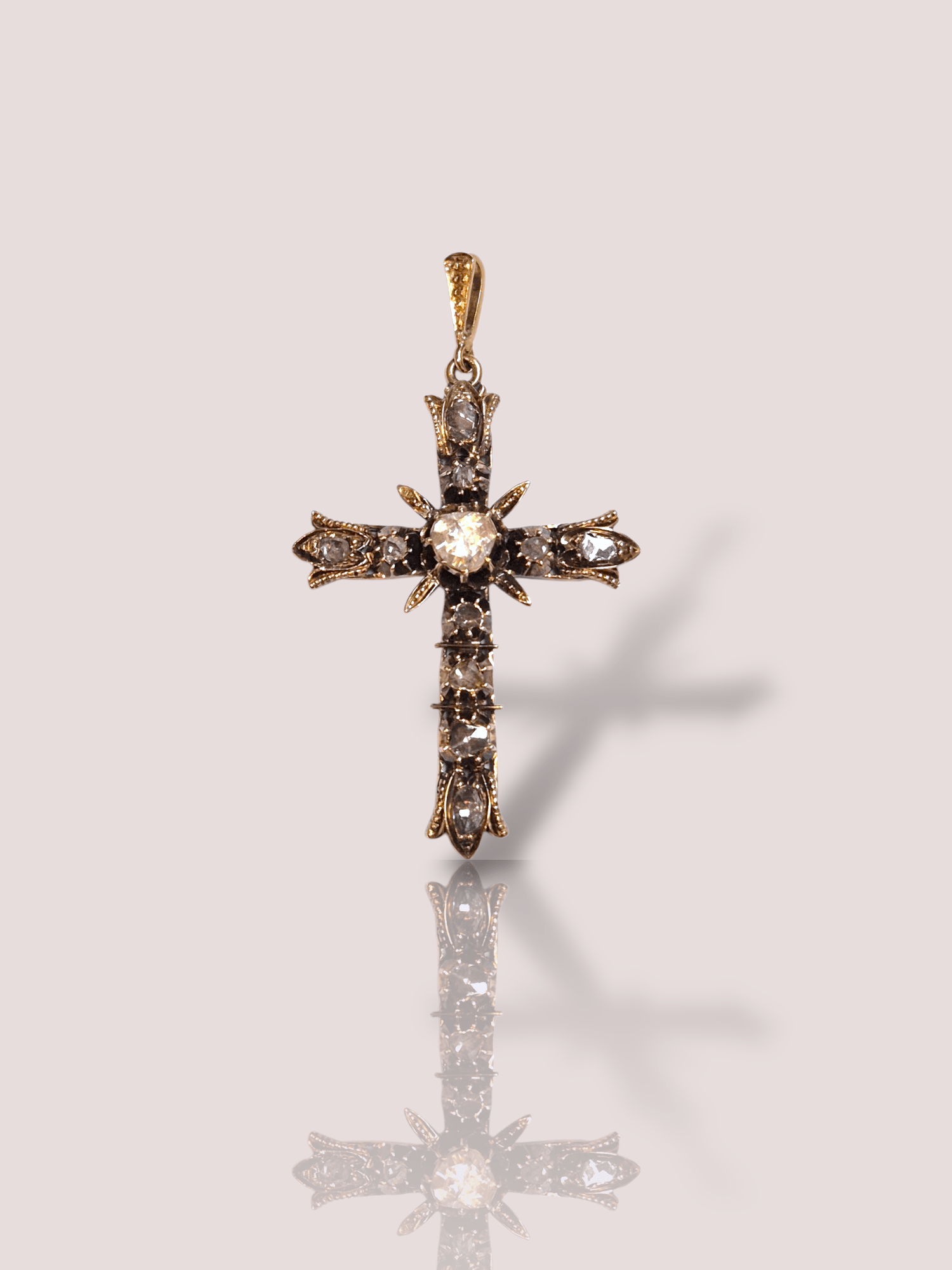 Deze antieke 14k geel gouden kruis hanger is voorzien van verscheidene roos geslepen diamanten en valt onder de categorie sieraden. 

Draag deze hanger aan een elegante ketting om je hals voor een verfijnde en klassieke uitstraling, perfect voor zowel dagelijkse als formele gelegenheden. Het geschatte gewicht van de diamanten is meer dan 1ct bij elkaar opgeteld.