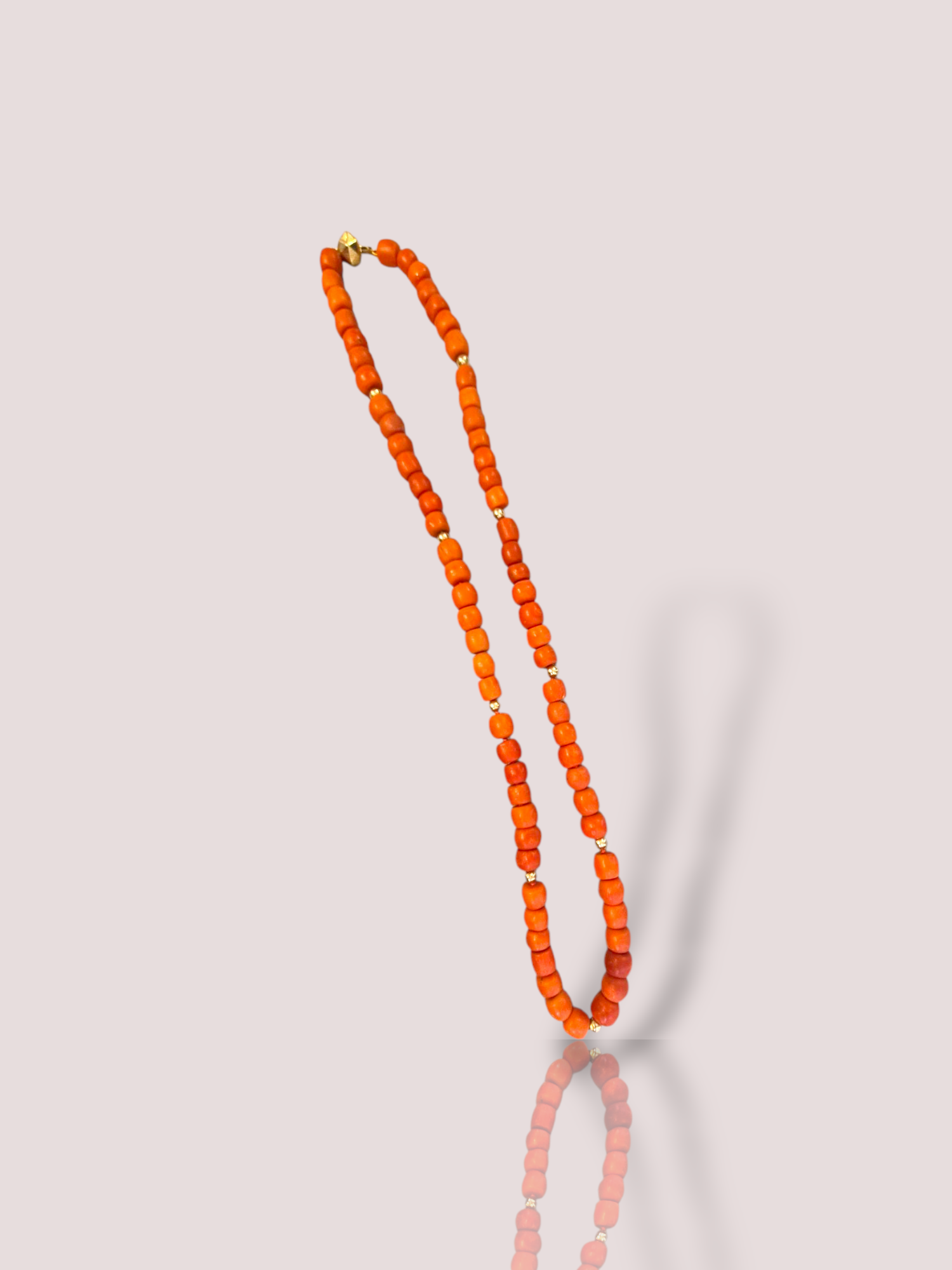 Het bloedkoralen collier met gouden bolletjes is een prachtig sieraad. Deze ketting, gemaakt van bloedkoraal en versierd met gouden bolletjes, straalt elegantie en verfijning uit. Draag het als een opvallend statement accessoire op een avondjurk of combineer het met een stijlvolle zakelijke outfit voor een tijdloze chic look.

Dit collier heeft een prachtige kleur en de koralen hebben een mooie kaasvorm. De dikte van de koralen is circa 9 mm.