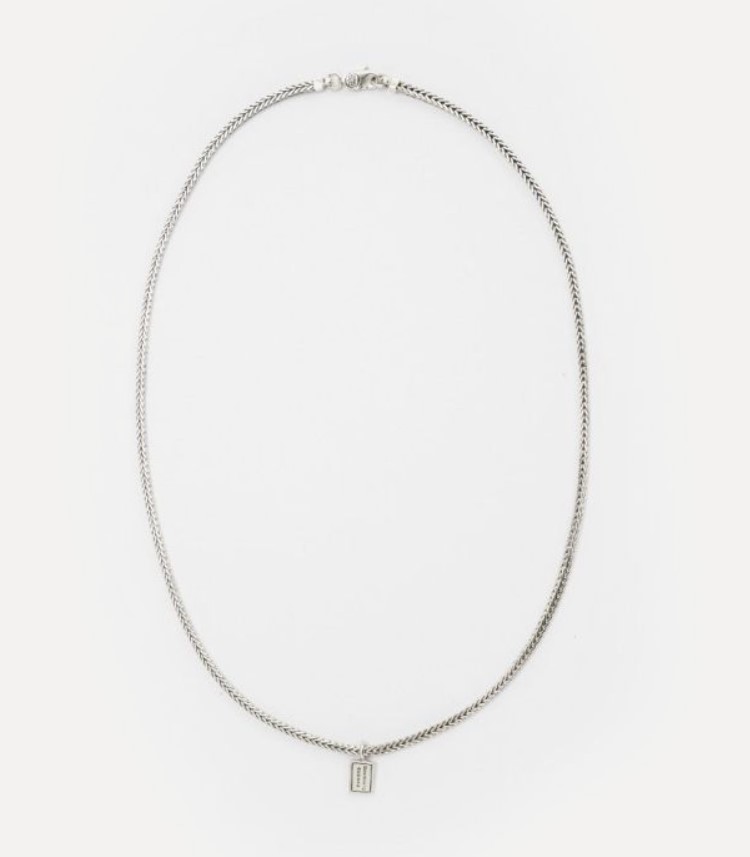 De Ellen Mini Ketting is 50 cm lang en geïnspireerd op onze geliefde Ellen schakel. De iconische Ellen vlechttechniek straalt kracht en elegantie uit. Met passie en precisie vervaardigen onze bekwame zilversmeden deze stijlvolle ketting van duurzaam gerecycled zilver, in Zuidoost-Azië. Verken ook de armbanden, oorbellen en ringen uit de Ellen collectie en ontdek met welke sieraden je deze ketting het beste kunt combineren. Het veelzijdige en verfijnde ontwerp maakt het tot de perfecte accessoire voor iedereen en elke gelegenheid. Ethiek en esthetiek komen samen in dit product, handgemaakt met duurzame materialen om een leven lang mee te gaan.
