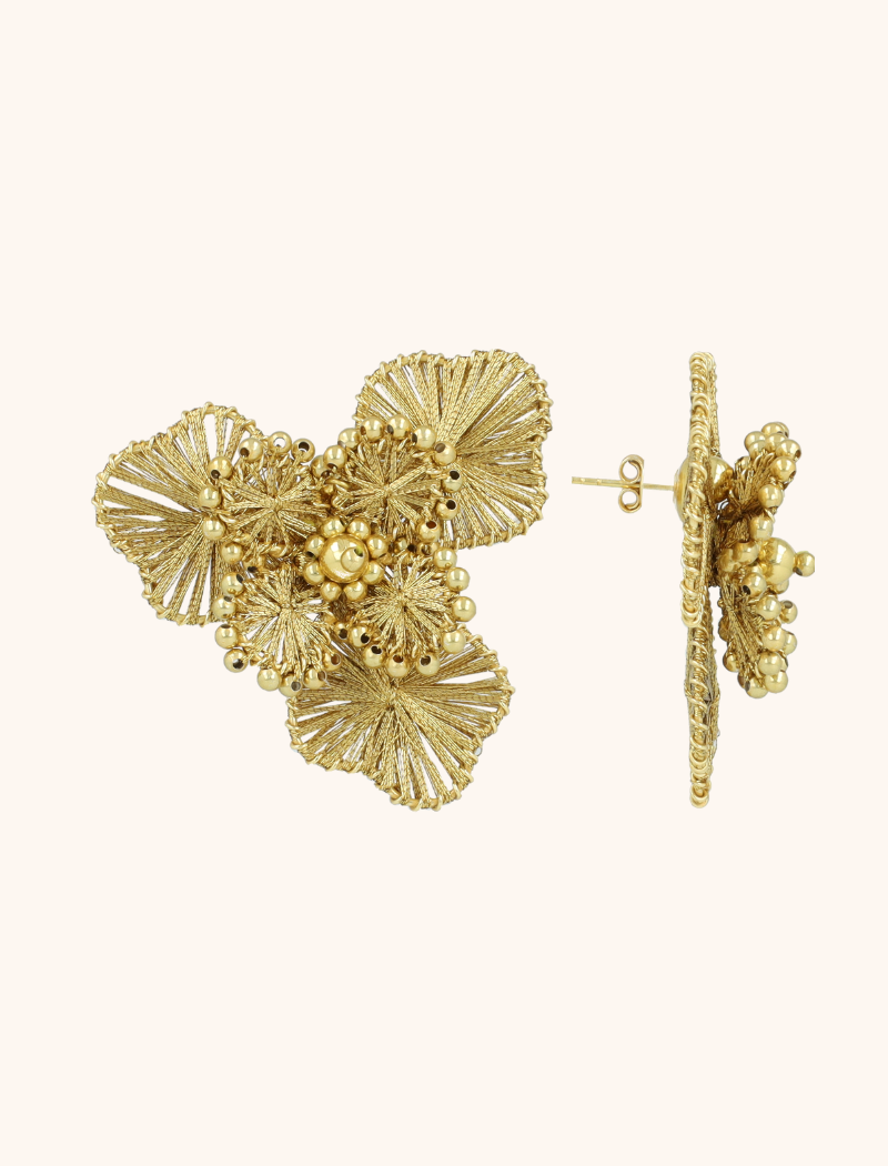 Voeg een vleugje elegantie toe met de 'Gold Oorbellen Aster Flower L'. Deze verfijnde oorbellen wegen 9,4 gram en bieden een unieke balans tussen comfort en stijl. Ideaal voor vrouwen die houden van tijdloze details. Beleef de luxe van LOTT. gioielli.