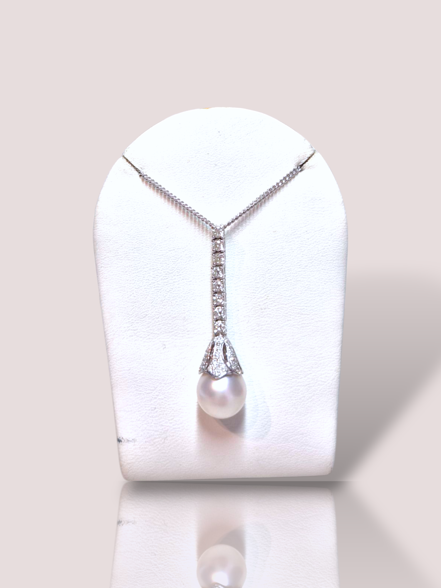 Dit vintage 18k witgouden hanger, modelnummer 48704, combineert diamanten en parels voor een elegante uitstraling. Categorie: Sieraad, Type: Hanger, Subtype: Briljante hangers. Draag deze prachtige hanger met een eenvoudige ketting om de steen in de schijnwerpers te zetten. Ideaal voor speciale gelegenheden of als verfijnde dagelijkse accessoire.