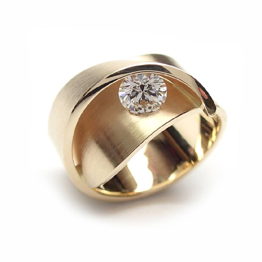 Magnolia
14krt geelgouden ring met 0.2crt diamant

Verkrijgbaar in iedere gewenste maat.