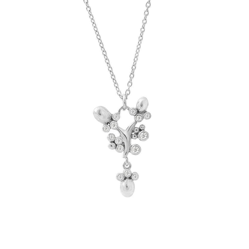 Deze sterling zilveren ketting heeft een hanger met 9 ronde zirkonia's van 1,35 mm, 2 ronde zirkonia's van 2 mm en 3 ronde zirkonia's van 1,5 mm. De ketting kan zowel op 42 cm als 45 cm gedragen worden.