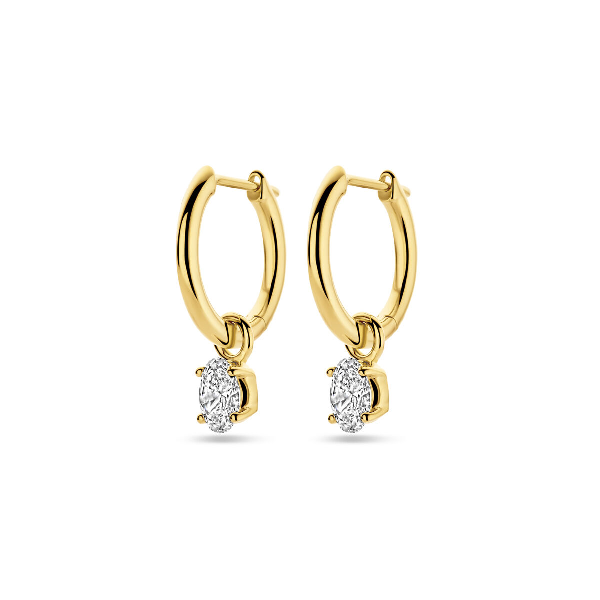 14k Geelgouden oorringen met een totale hoogte van 18mm. Het totale diamantgewicht is 0.50ct. Lab grown diamanten zijn diamanten die ontstaan in een laboratorium. Onder extreem hoge druk en temperatuur wordt het natuurlijk ontstaansproces nagebootst met als eindresultaat een diamant met dezelfde chemische eigenschappen maar met een andere oorsprong.