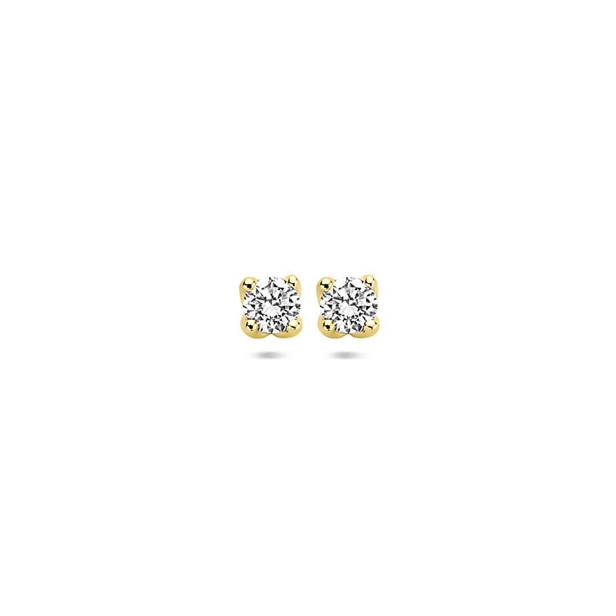 14k Geelgouden oorknoppen uitgevoerd met lab grown diamant. De oorknoppen hebben een diameter van 3.25mm. Het diamantgewicht is 0.20ct. Lab grown diamanten zijn diamanten die ontstaan in een laboratorium. Onder extreem hoge druk en temperatuur wordt het natuurlijk ontstaansproces nagebootst met als eindresultaat een diamant met dezelfde chemische eigenschappen maar met een andere oorsprong.