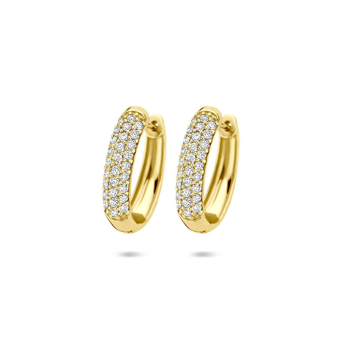 14k Geelgouden klapoorringen uitgevoerd met lab grown diamant. De klapoorringen hebben een afmeting van 18x4mm. Het totale diamantgewicht is 0.755ct. Lab grown diamanten zijn diamanten die ontstaan in een laboratorium. Onder extreem hoge druk en temperatuur wordt het natuurlijk ontstaansproces nagebootst met als eindresultaat een diamant met dezelfde chemische eigenschappen maar met een andere oorsprong.