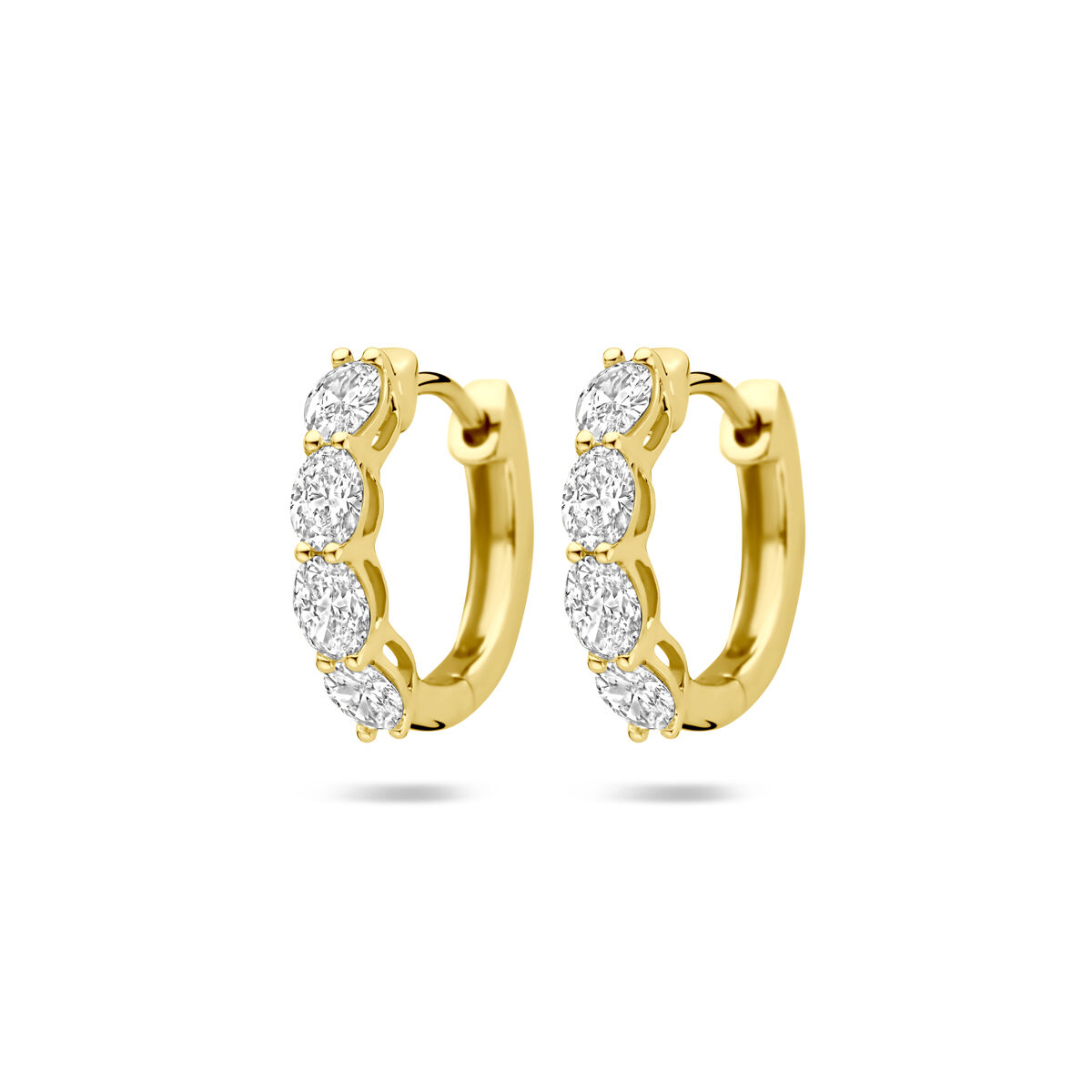 14k Geelgouden klapoorringen uitgevoerd met lab grown diamant. De klapoorringen hebben een afmeting van 14.5x3mm. Het totale diamantgewicht is 0.80ct. Lab grown diamanten zijn diamanten die ontstaan in een laboratorium. Onder extreem hoge druk en temperatuur wordt het natuurlijk ontstaansproces nagebootst met als eindresultaat een diamant met dezelfde chemische eigenschappen maar met een