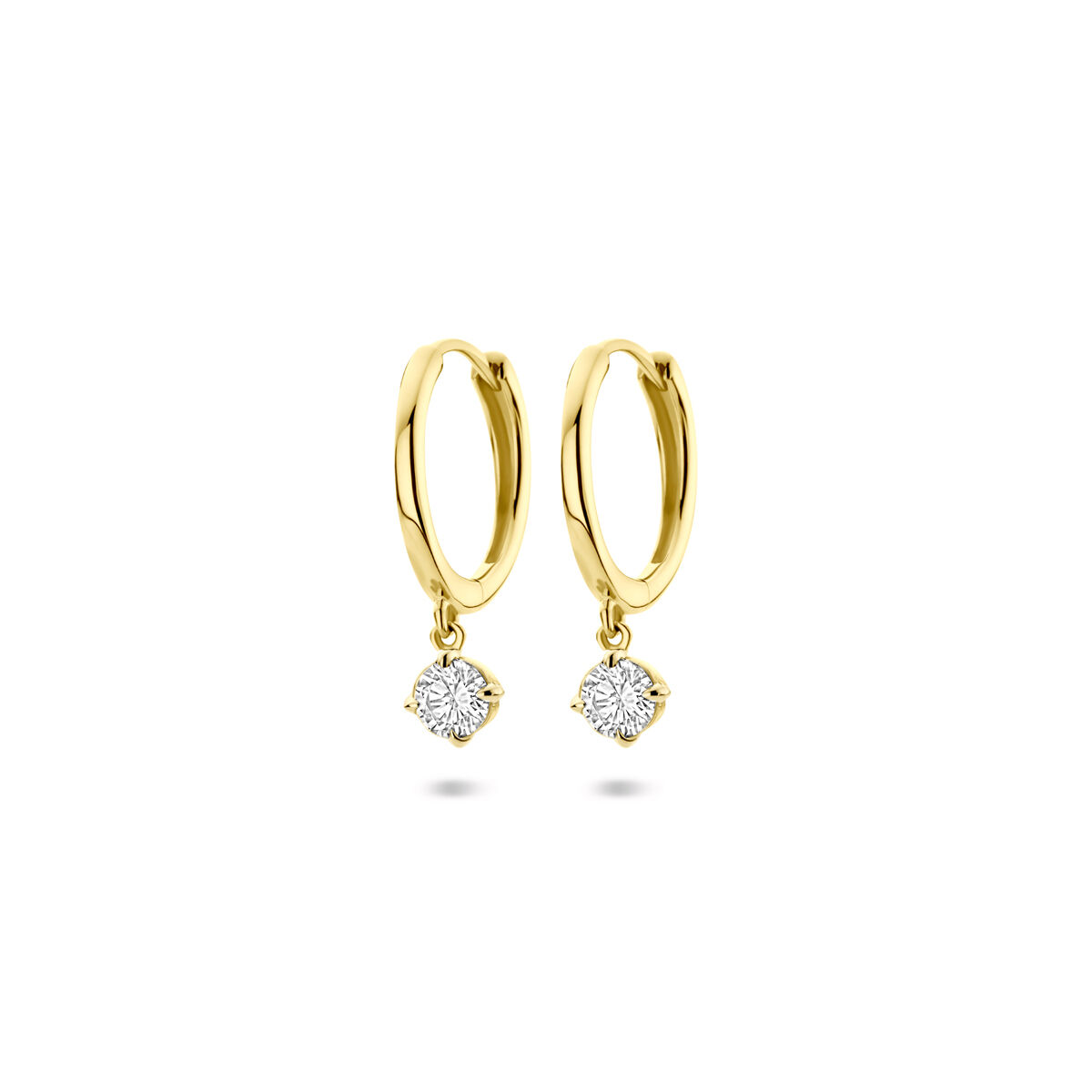 14k Geelgouden klapoorringen uitgevoerd met lab grown diamant. De klapoorringen hebben een afmeting van 18x4mm. Het totale diamantgewicht is 0.25ct. Lab grown diamanten zijn diamanten die ontstaan in een laboratorium. Onder extreem hoge druk en temperatuur wordt het natuurlijk ontstaansproces nagebootst met als eindresultaat een diamant met dezelfde chemische eigenschappen maar met een andere oorsprong.